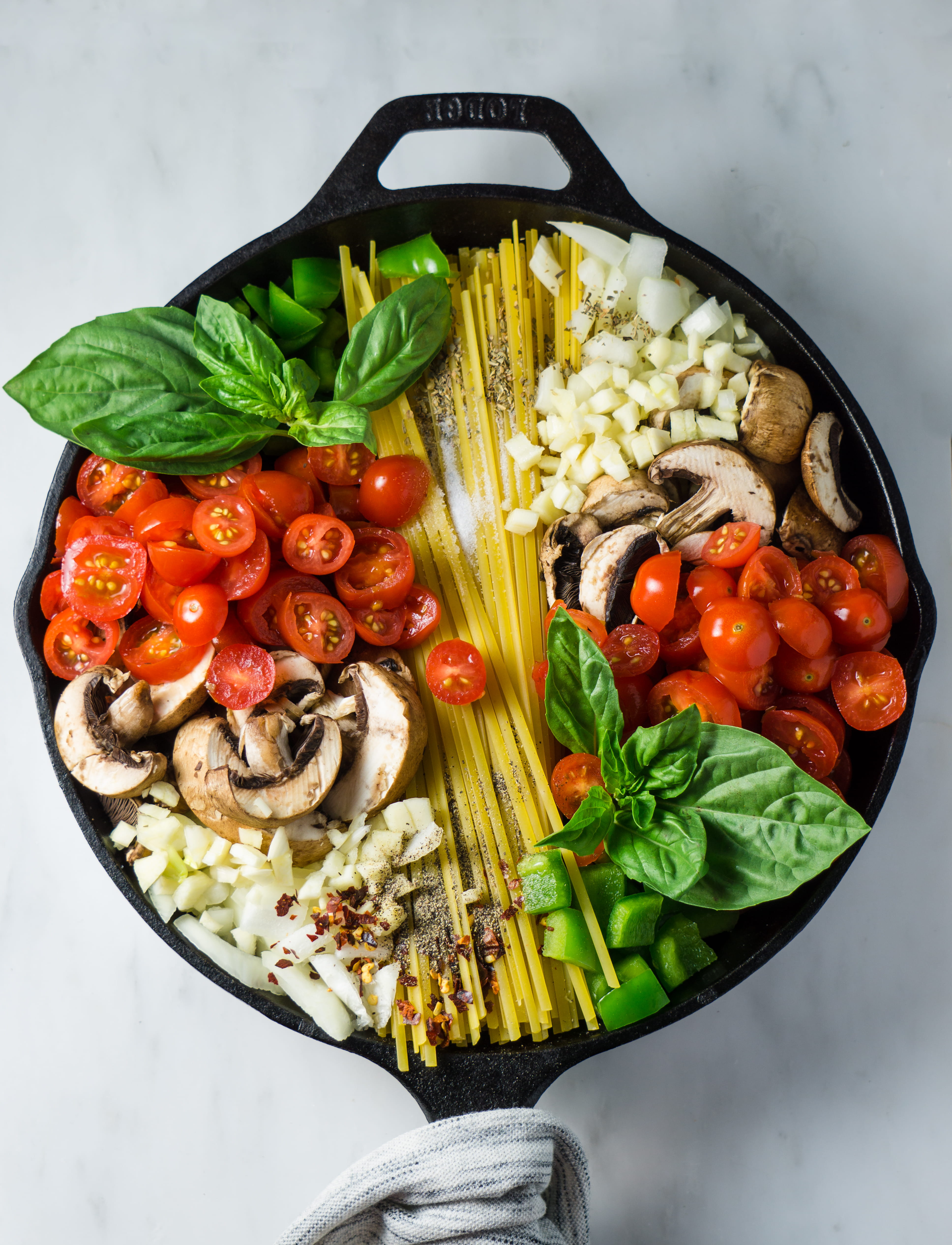 spaghetti, cultures, table, refreshment, cooked, leaves, healthy, s, vegetarian Food, flat lay, italian, vegetarian, backgrounds, leaf, cooking, vegetable, Phone HD Wallpaper
