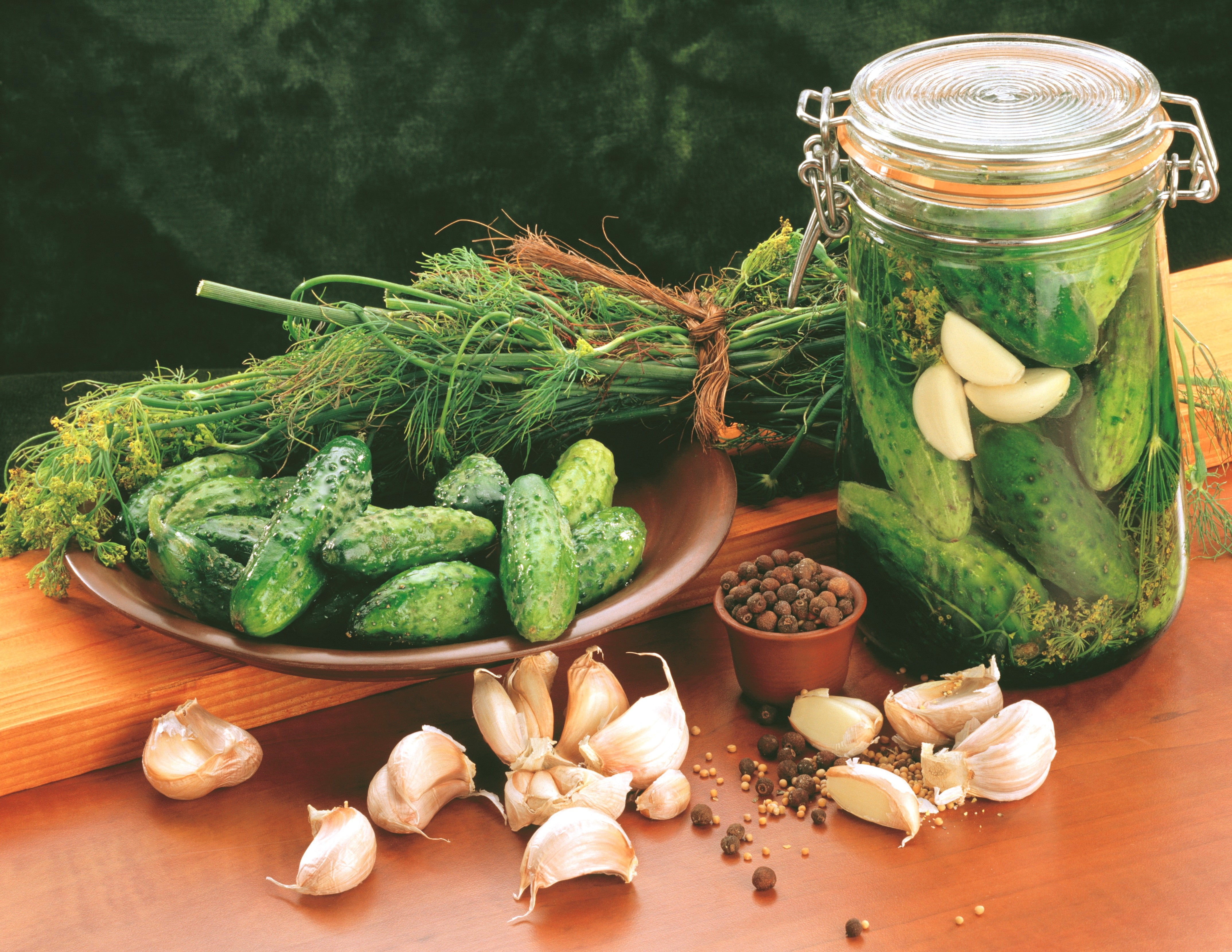 wooden surface, clay plate, greens, 4K, pepper, pickling cucumbers, still life with cucumbers, garlic, glass jar, dill, picture, cucumbers, HD Wallpaper