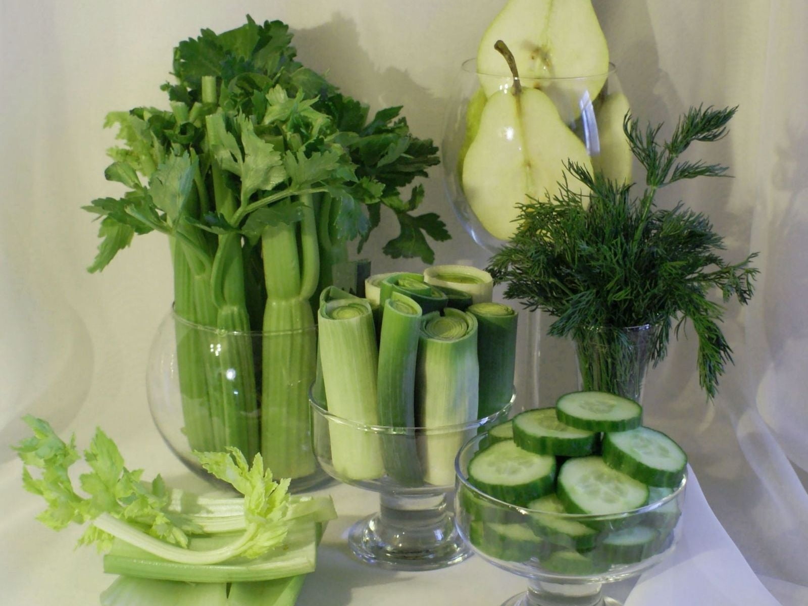cucumber, close-up, studio shot, dinner, food And Drink, healthy Lifestyle, spinach, drinking glass, wood - Material, ingredient, salad, vegetarian Food, HD Wallpaper