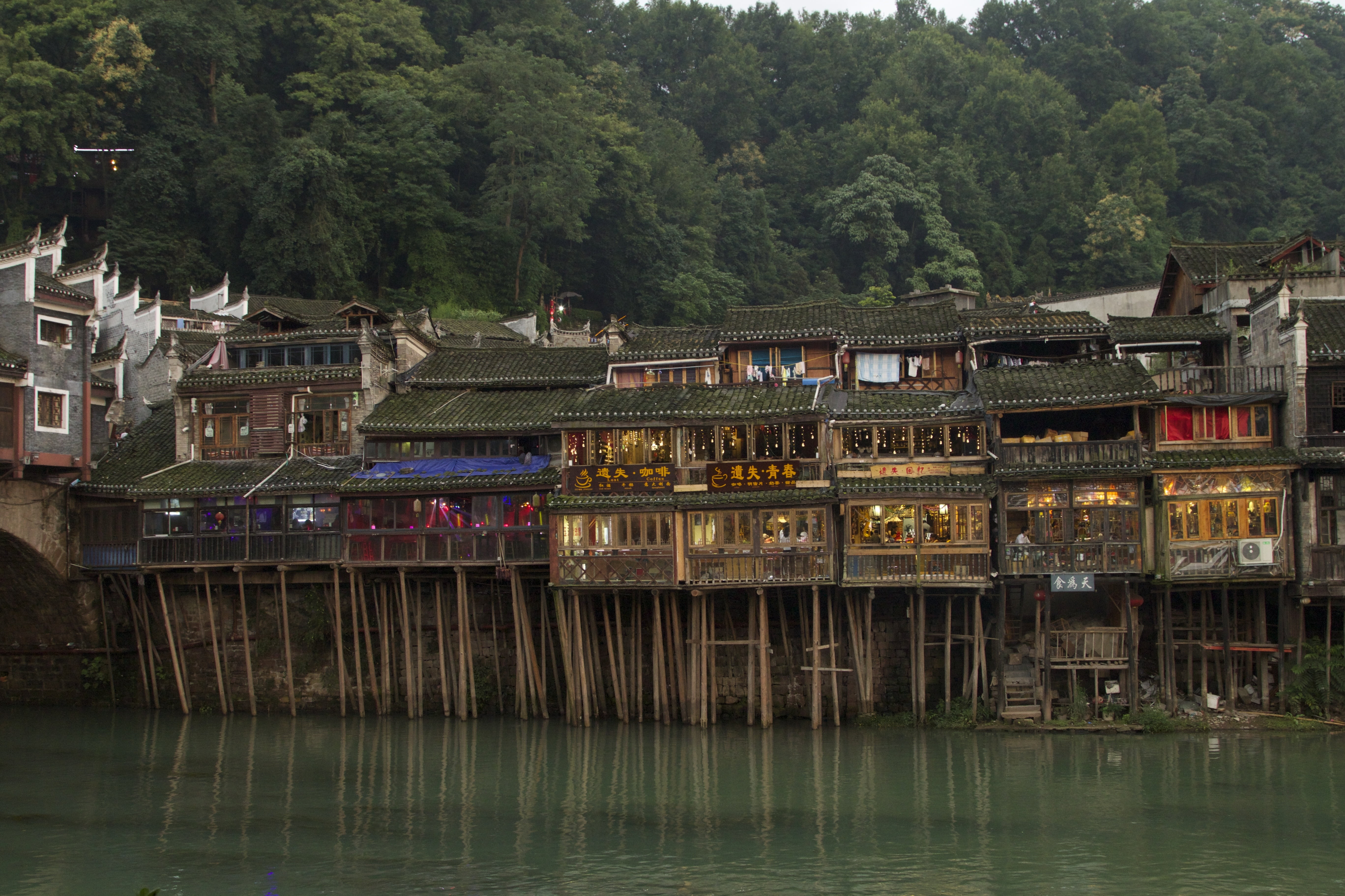 tree, nature, residential district, transportation, beauty in nature, 5K, outdoors, fenghuang, no people, in western hunan, house, waterfront, diaojiaolou, HD Wallpaper