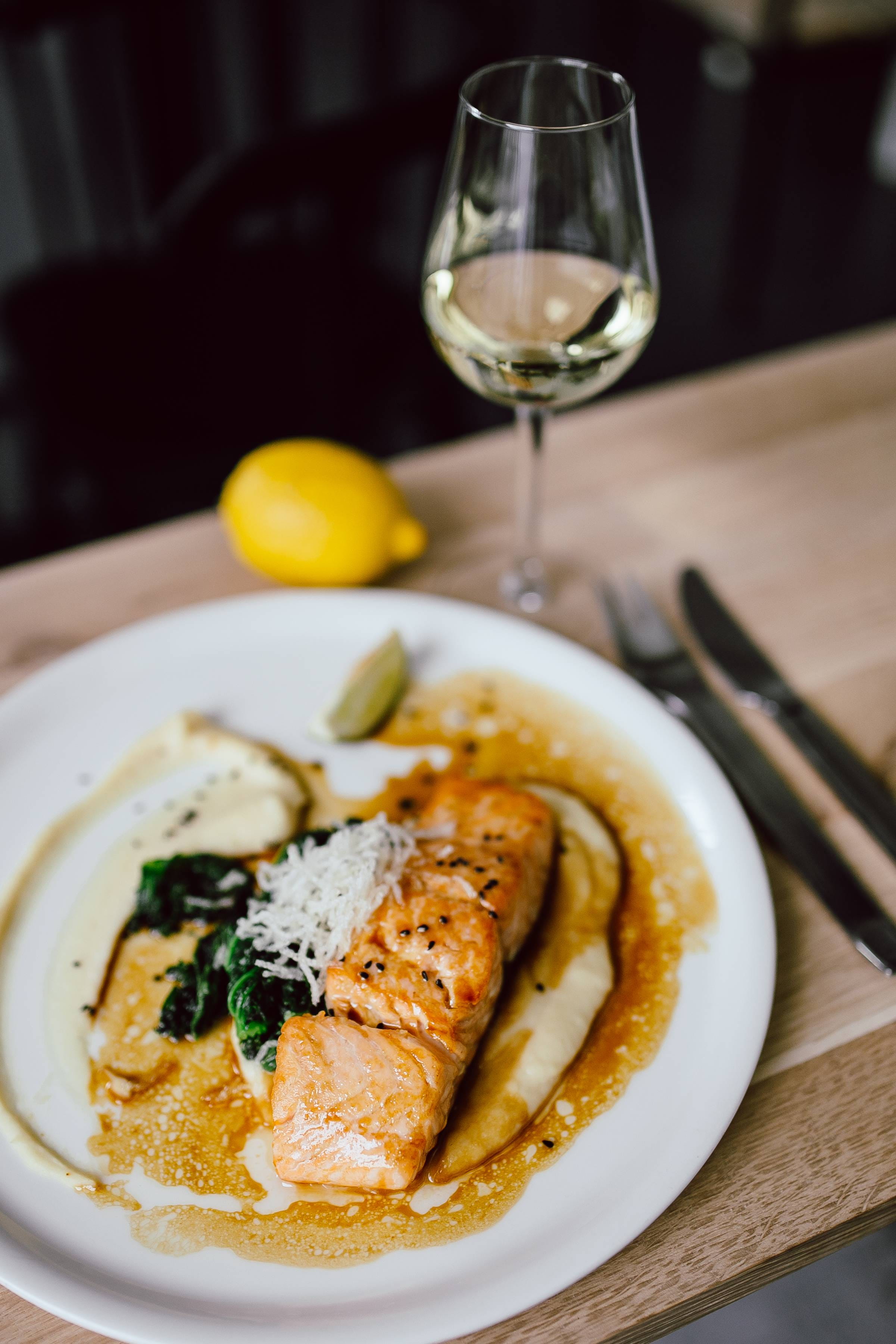 serving size, prepared Fish, freshness, meat, 2K, crockery, seafood, Healthy, garnish, restaurant, close-up, glass, healthy eating, meal, temptation, Dinner, Phone HD Wallpaper
