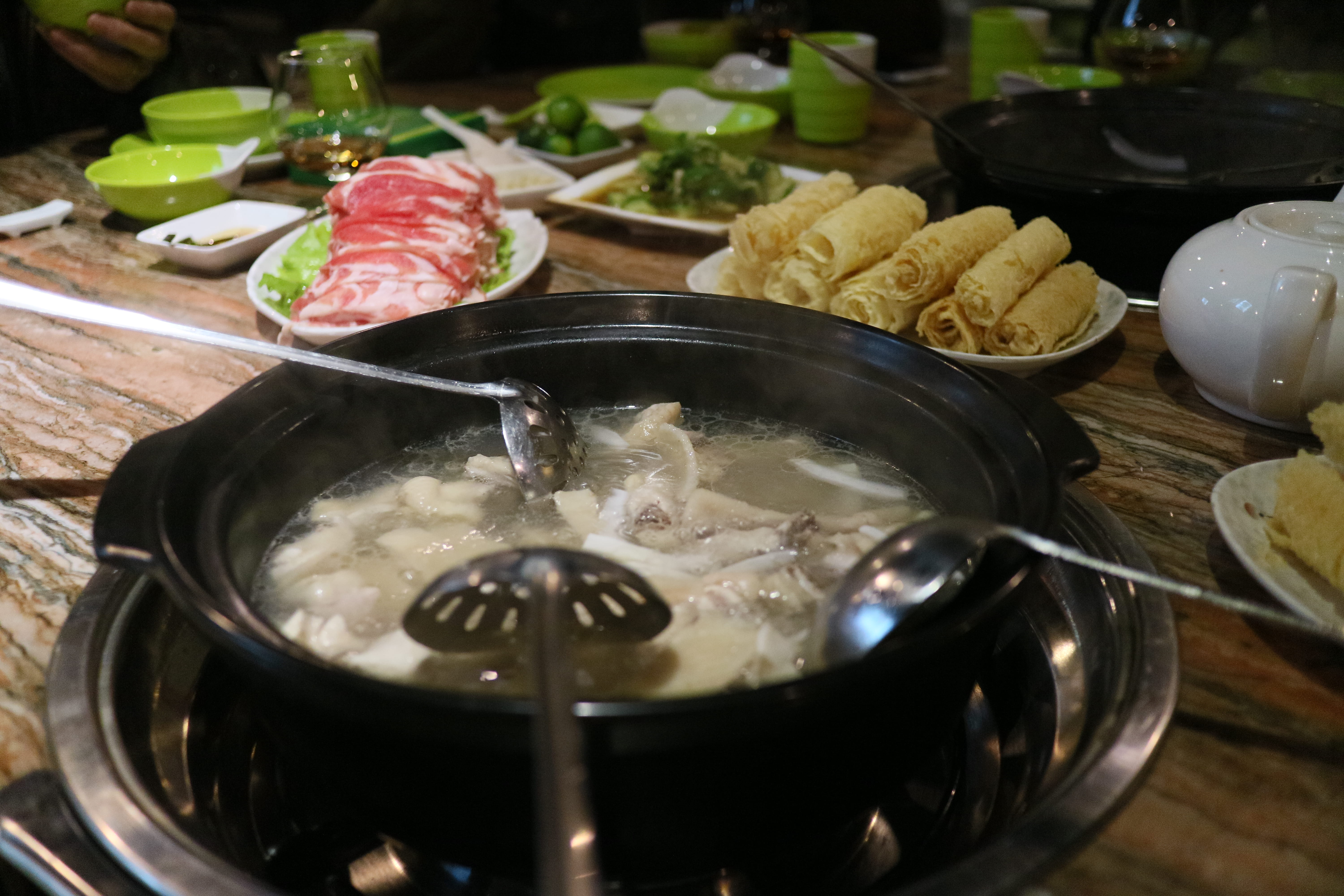 ladles, broth, 5K, cooking, no people, soup, Asian, close-up, pot, japanese food, bowl, indoors, asian food, dinner, preparation, freshness, teapot, kitchen, HD Wallpaper