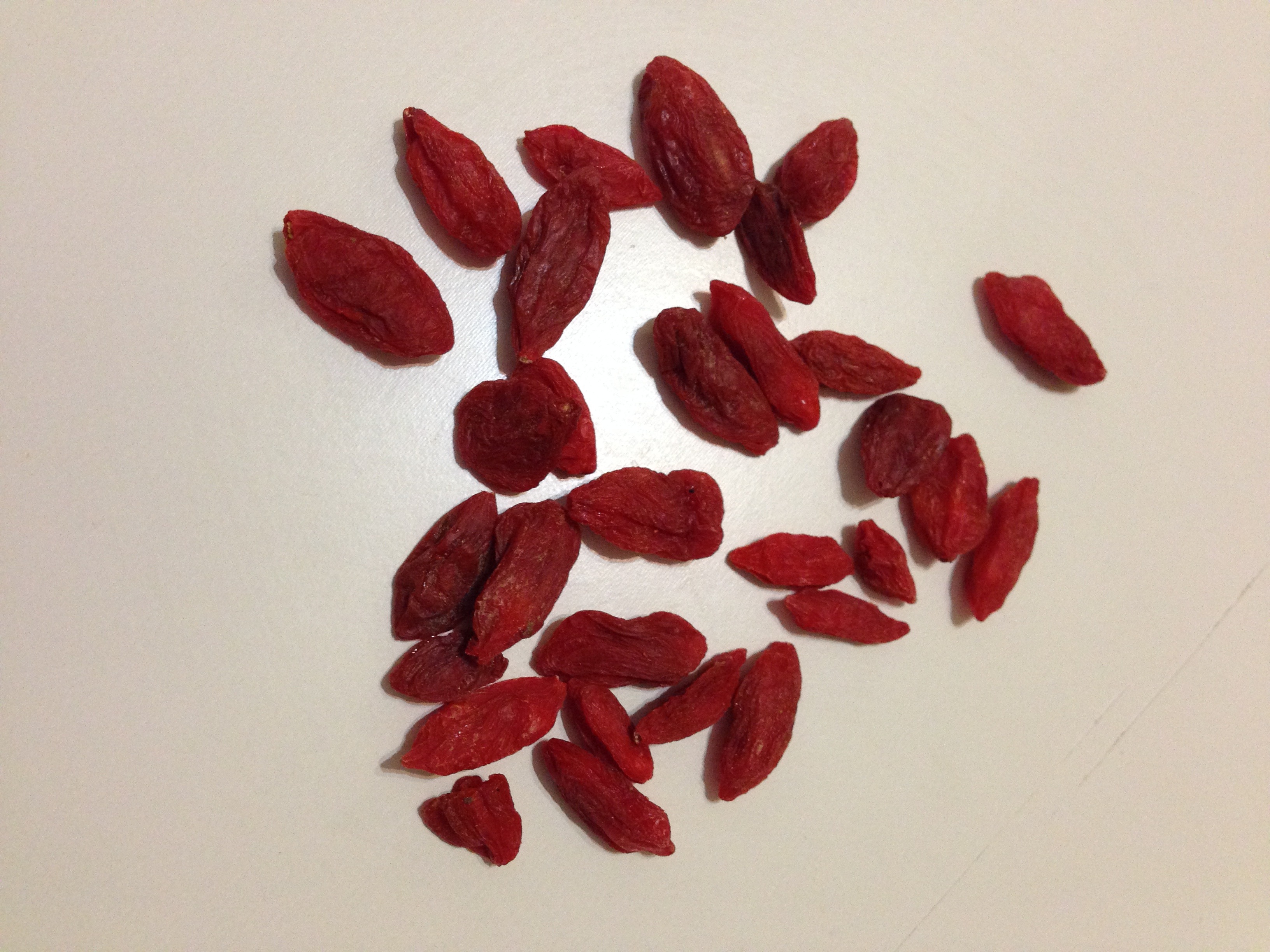 healthy eating, snack, dried, superfood, close-up, white background, goji berry, 2K, berries, ingredient, lot, goji, group of objects, seed, dried fruit, HD Wallpaper