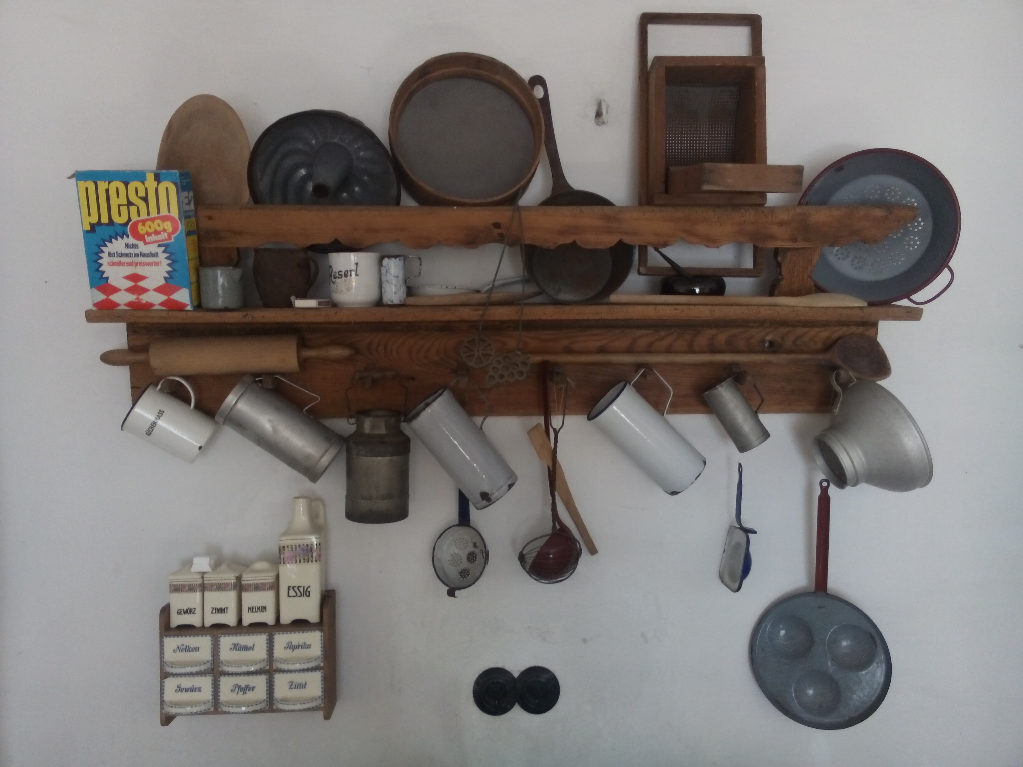 equipment, 2K, bake, kitchen appliances, no people, order, large group of objects, table, hanging, wood - material, kitchen, collection, wall - building feature, HD Wallpaper