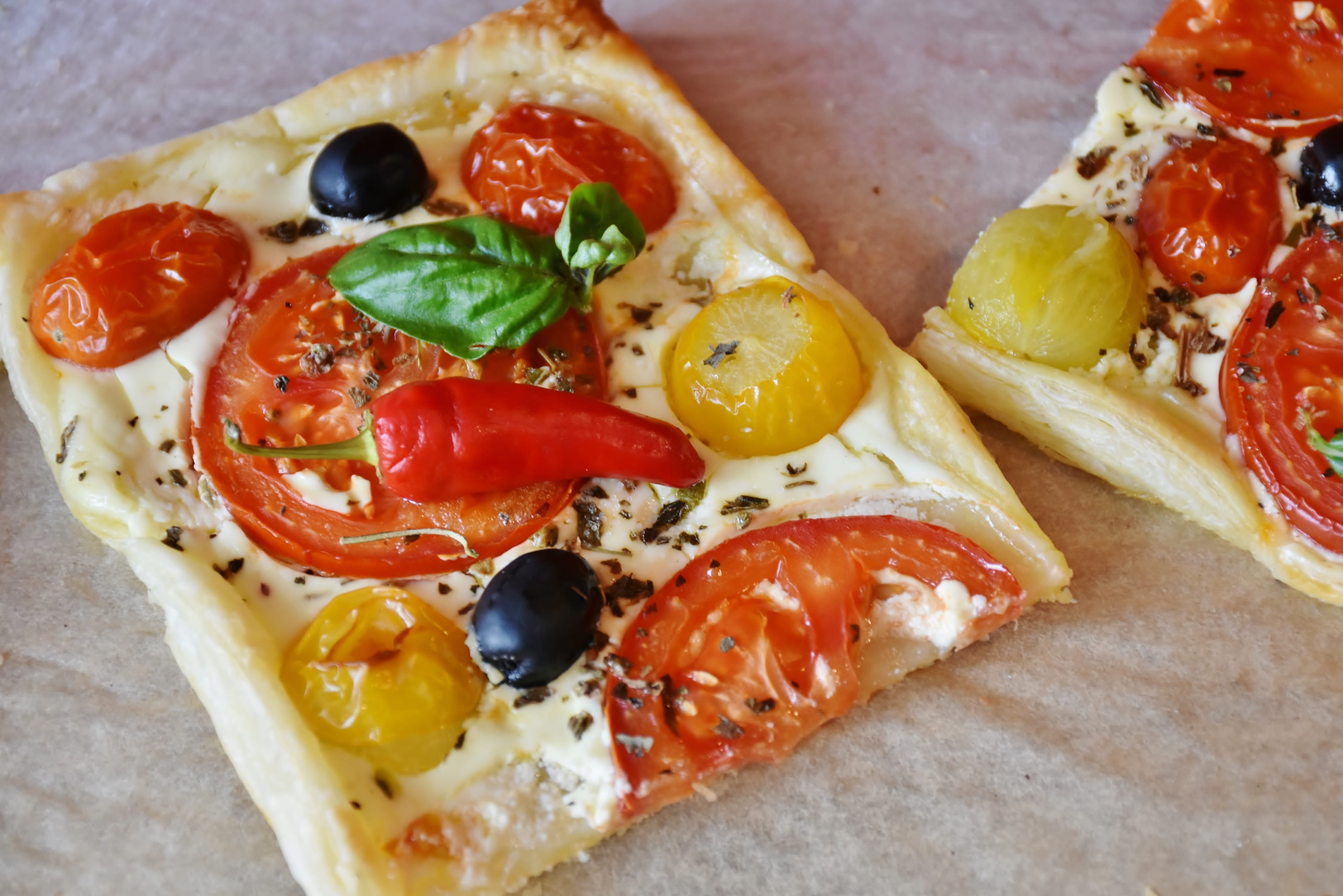 delicious, appetizing, basil, vegetarian, food and drink, surface, frisch, eat, tomatoes, freshness, top, olive, herb, ready-to-eat, meatless, snack, tomato quiche, HD Wallpaper