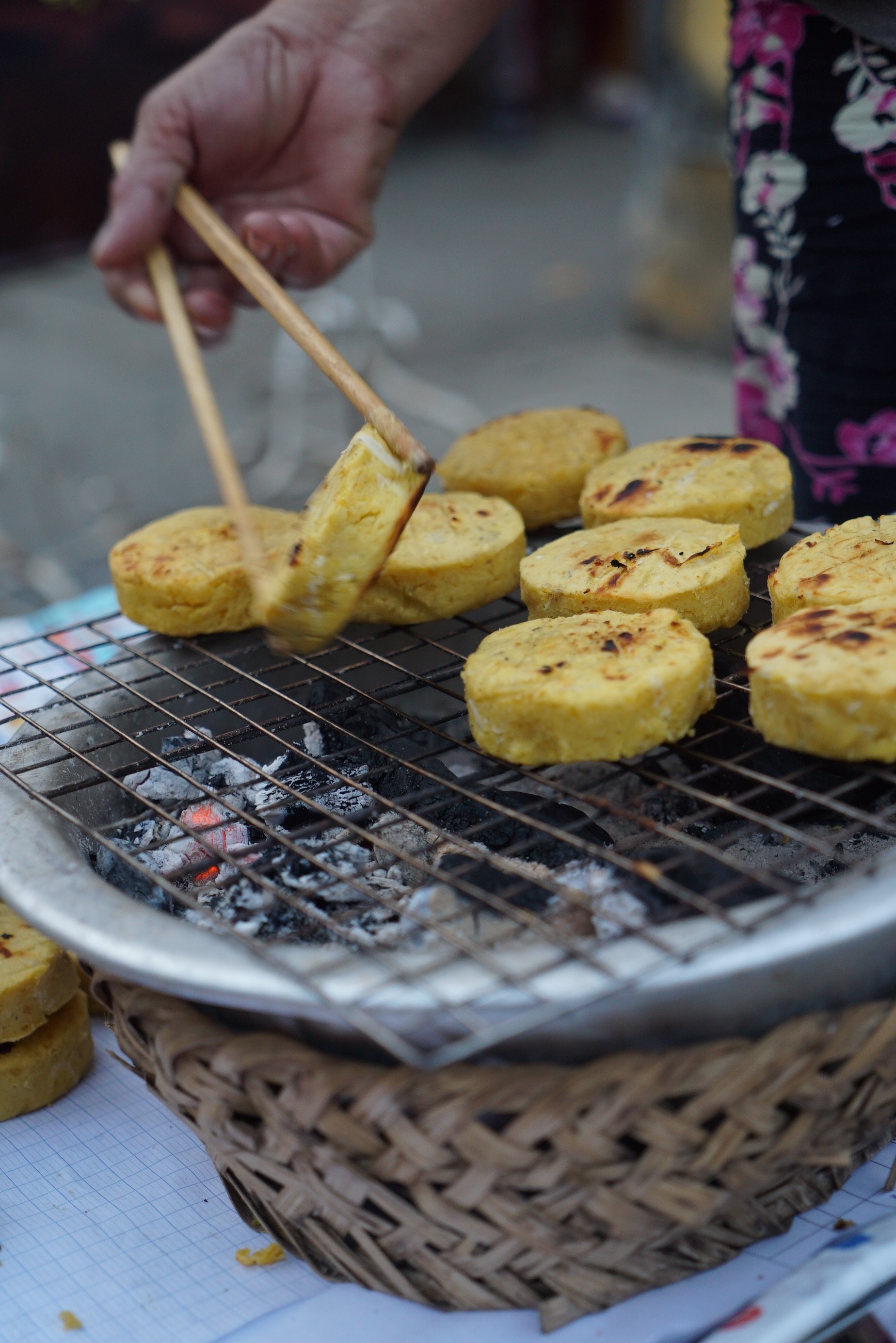 hand, preparation, preparing food, hoian, vitamins, real people, eat, food, snack, focus on foreground, delicious, healthy, holding, market, vegetables, Phone HD Wallpaper