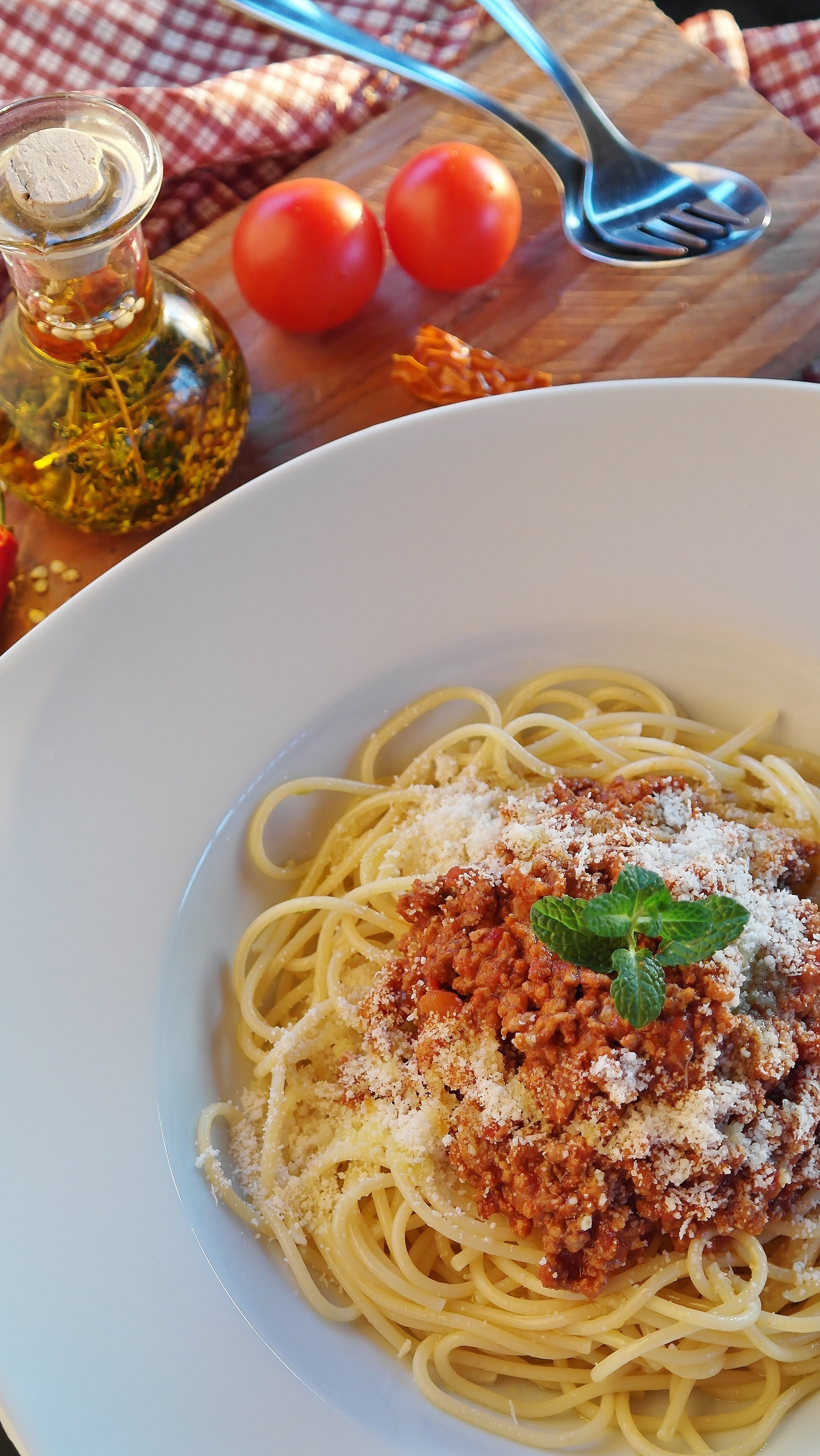 still life, crockery, sauce, frisch, table, noodles, meat sauce, bolognese, indoors, meal, herb, white, nutrition, italy, onions, freshness, parmesan cheese, Phone HD Wallpaper