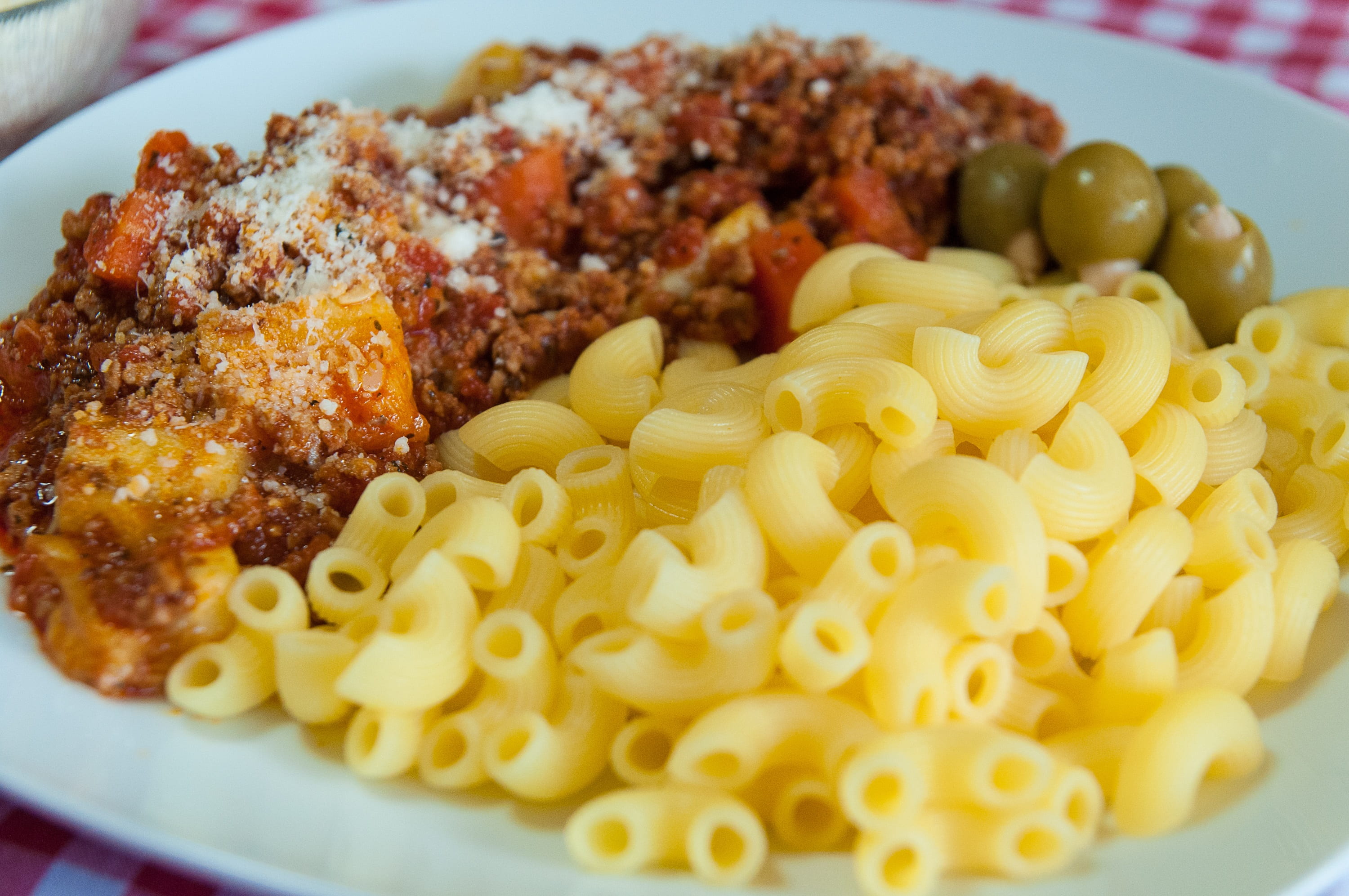 macaroni, nutrition, eat, freshness, lunch, food, carbohydrates, bolognese, focus on foreground, indulgence, spaghetti, olives, meat, italian, cook, court, HD Wallpaper