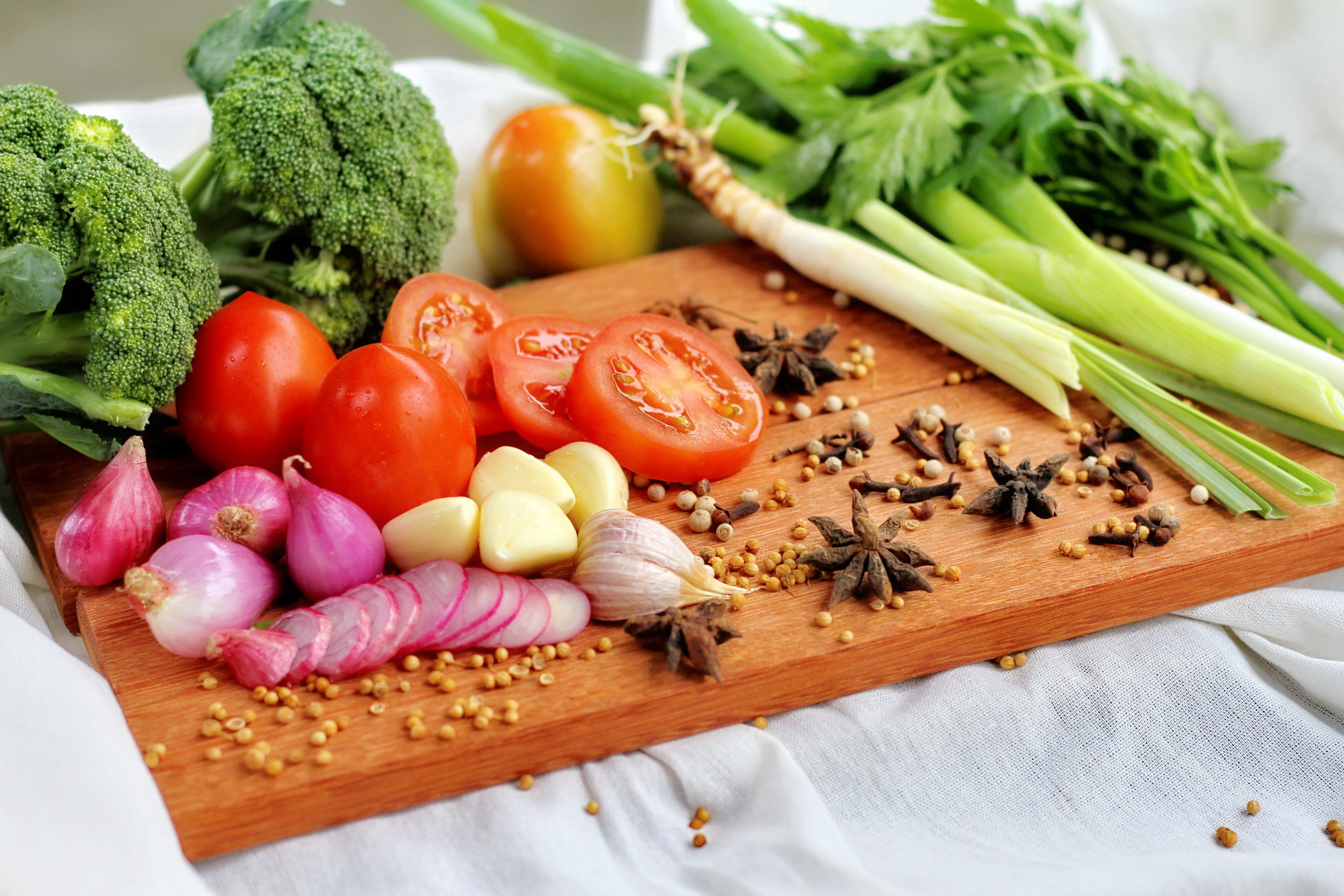 freshness, dinner, kitchen, table, root vegetable, no people, recipe, pepper, health, tasty, herb, diet, cuisine, salad, preparation, fresh, cutting board, HD Wallpaper