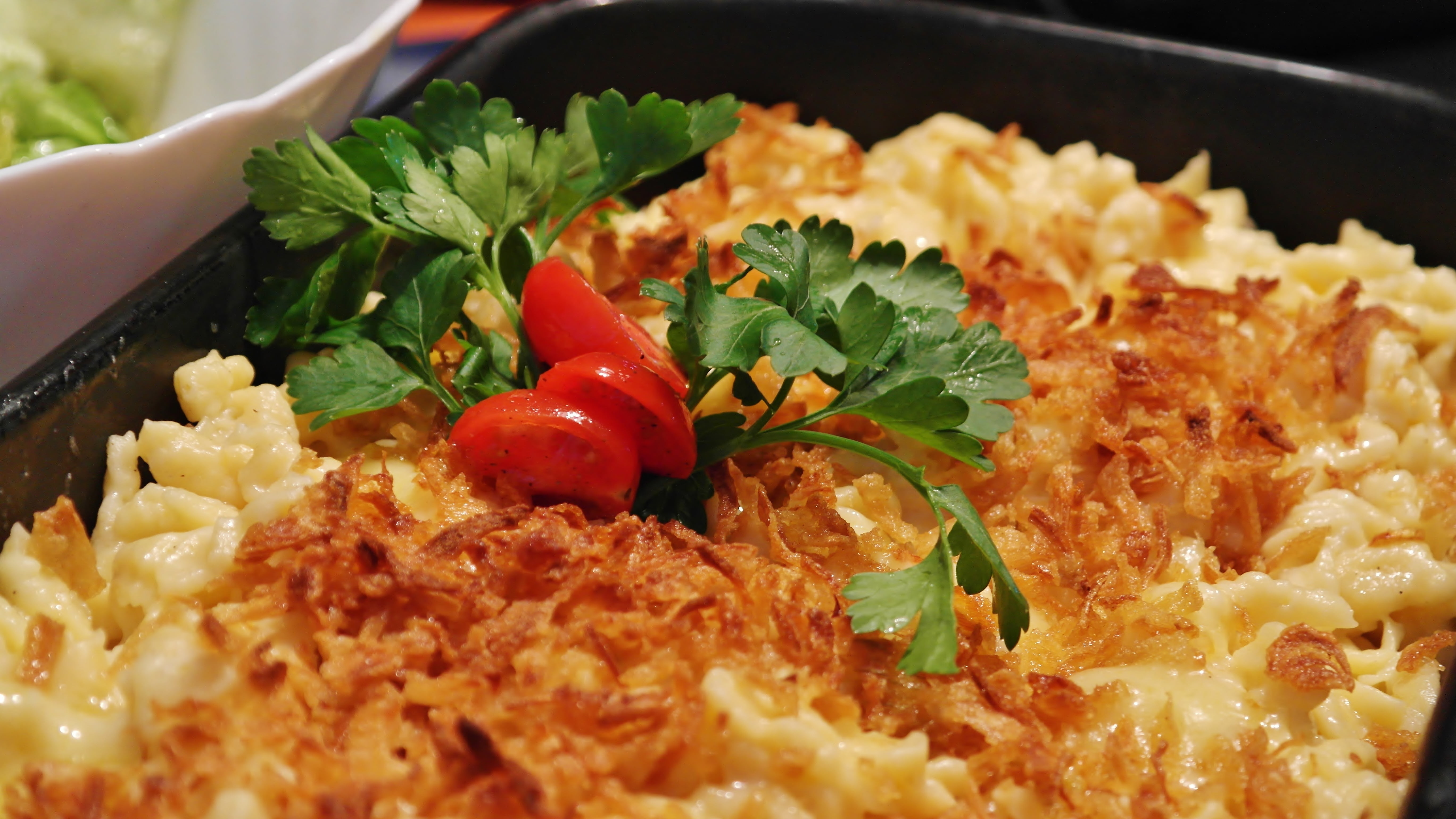 indoors, cheese, hearty, pot, close-up, 5K, roasted onions, healthy lifestyle, käsknöpfle, plate, cheese noodles, cooked, no people, indulgence, herb, HD Wallpaper