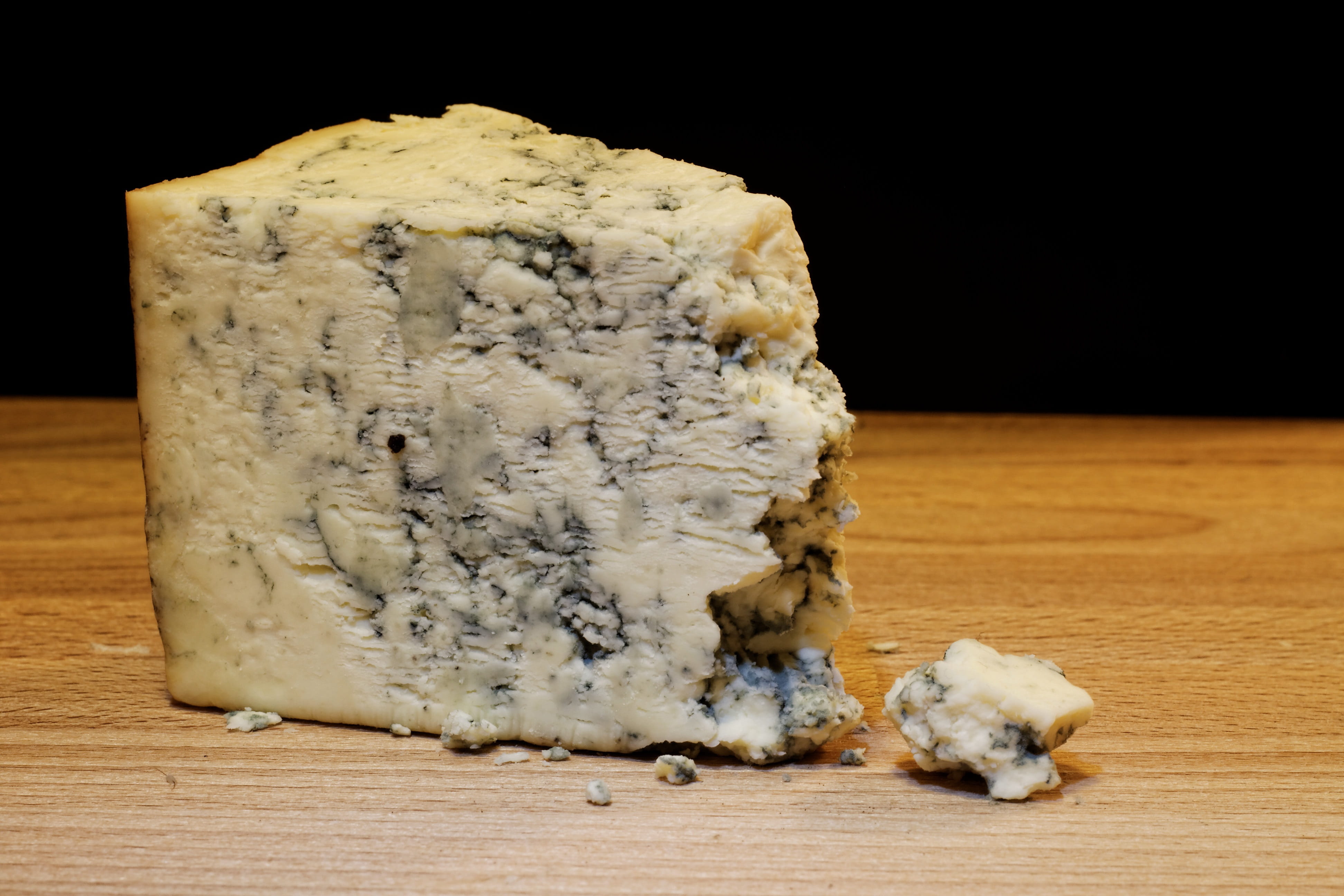 cutting board, studio shot, ripe, Dairy, pets, temptation, close-up, mammal, 4K, cuisine, nutrition, piece, wedge, bread, roquefort, sliced, eat, indoors, HD Wallpaper