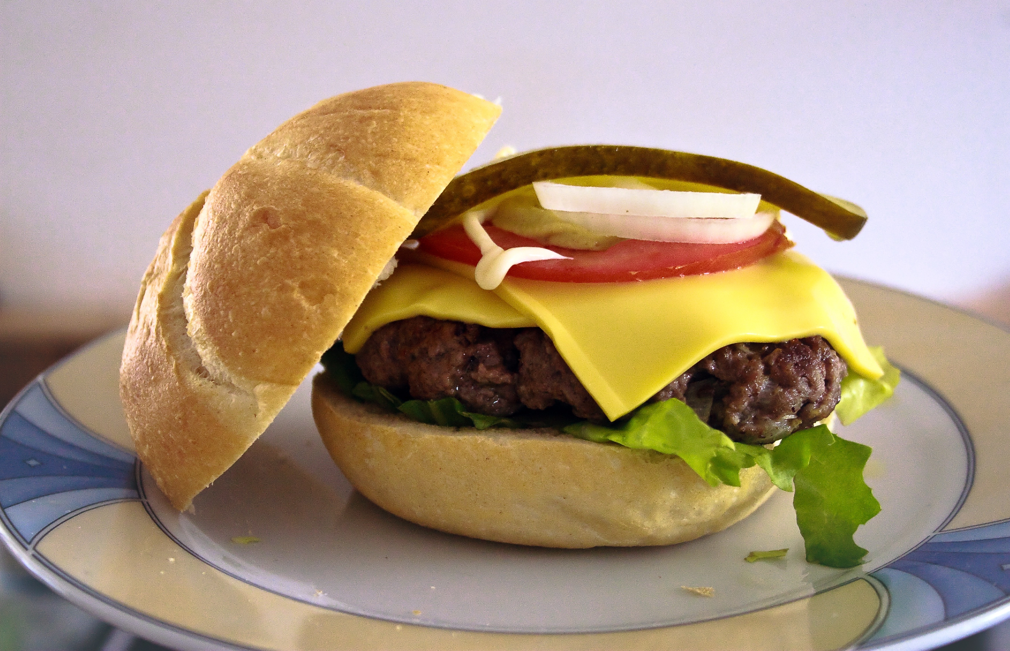 2K, freshness, food, meal, white, cheeseburger, cheese, onion, relish, meat, delicious, serving size, hamburger, tomato, european, tasty, burger, plate, HD Wallpaper