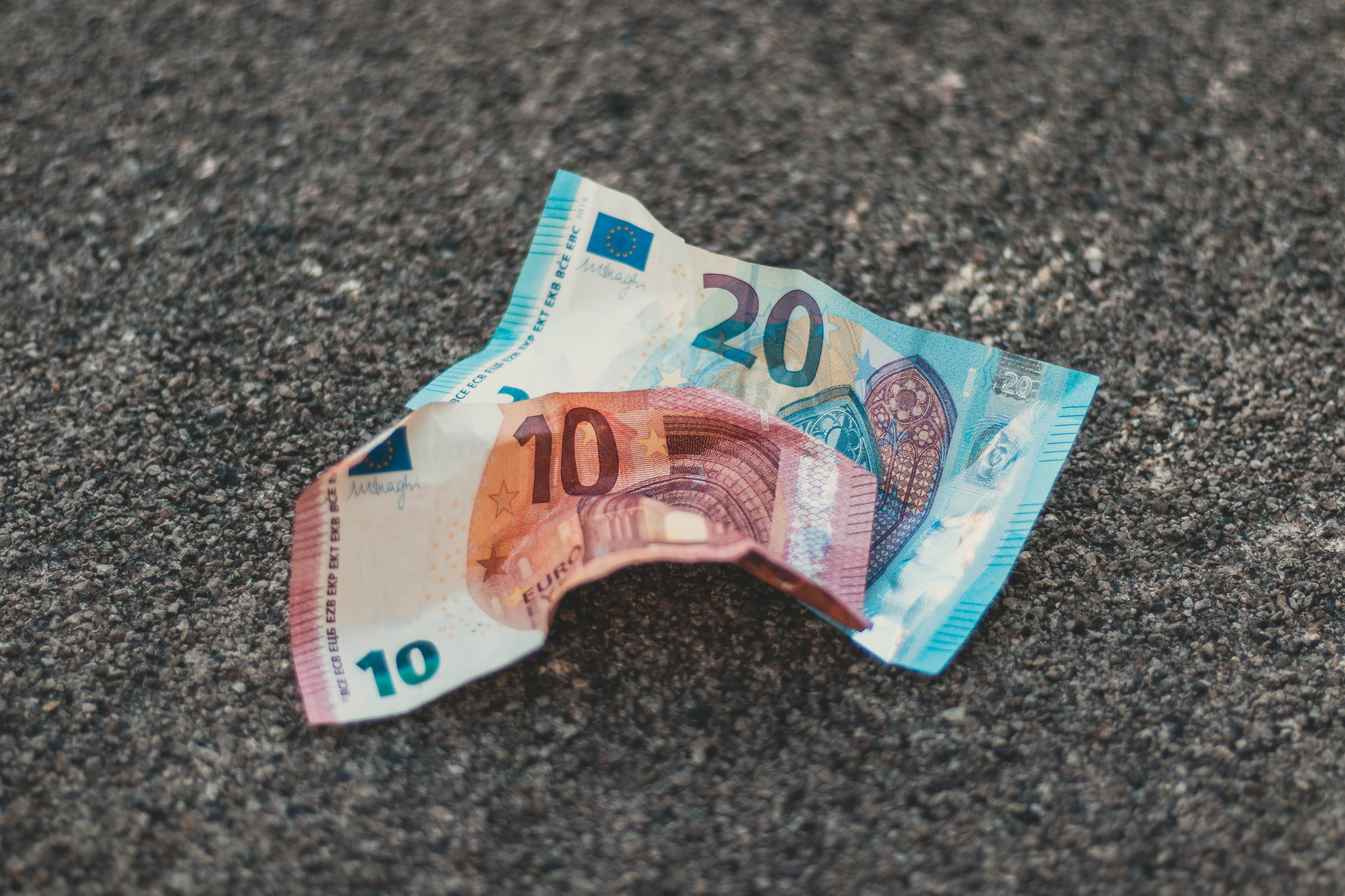 tarmac, outdoors, paper currency, road, paper, euro, banknotes, number, 5K, currency, european, economy, rich, close-up, selective focus, wealth, day, HD Wallpaper