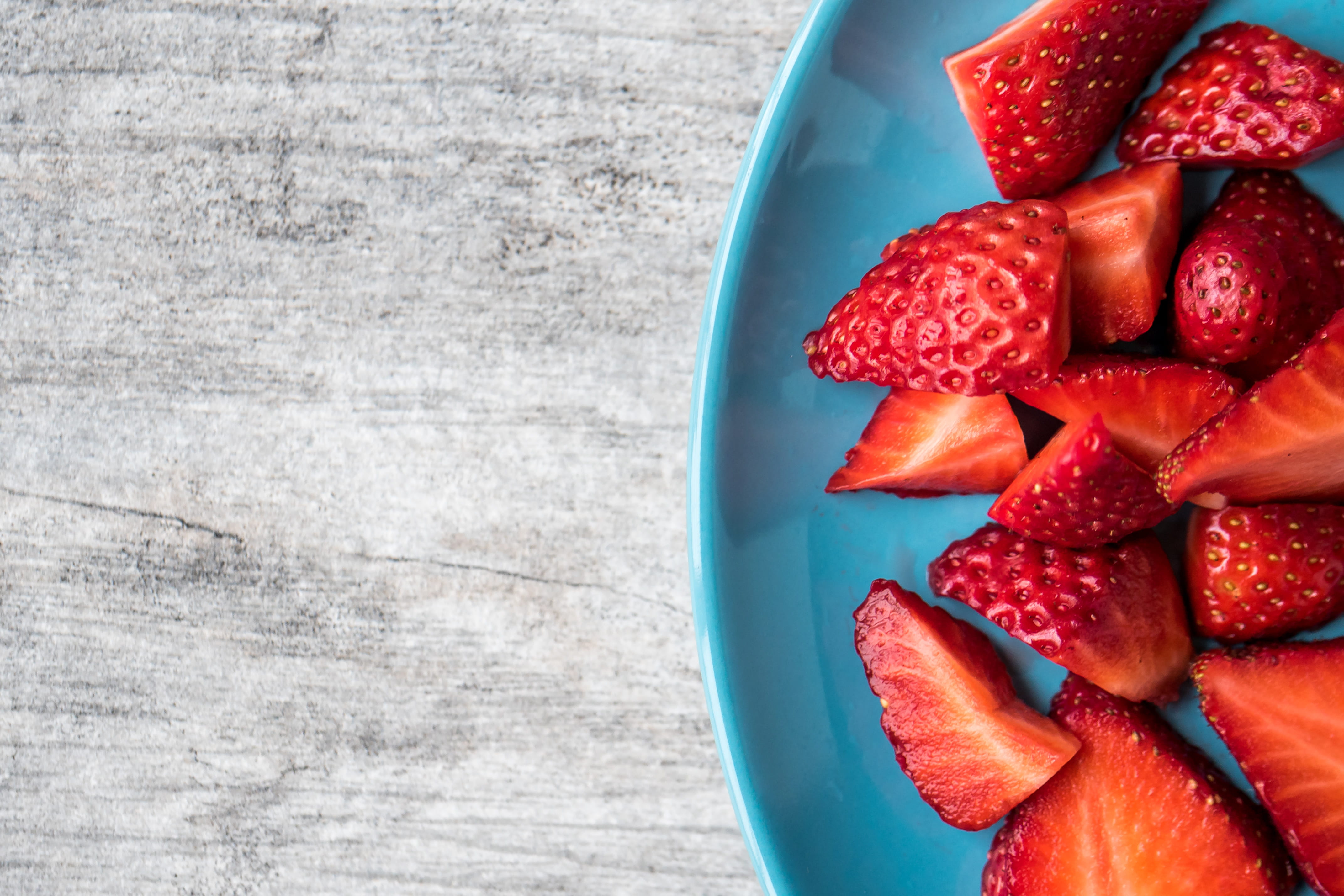 cut, strawberry, table, diet, close-up, copy space, food and drink, antioxidant, fit, ripe, chopped, homegrown produce, diced, indoors, closeup, wood - material, HD Wallpaper