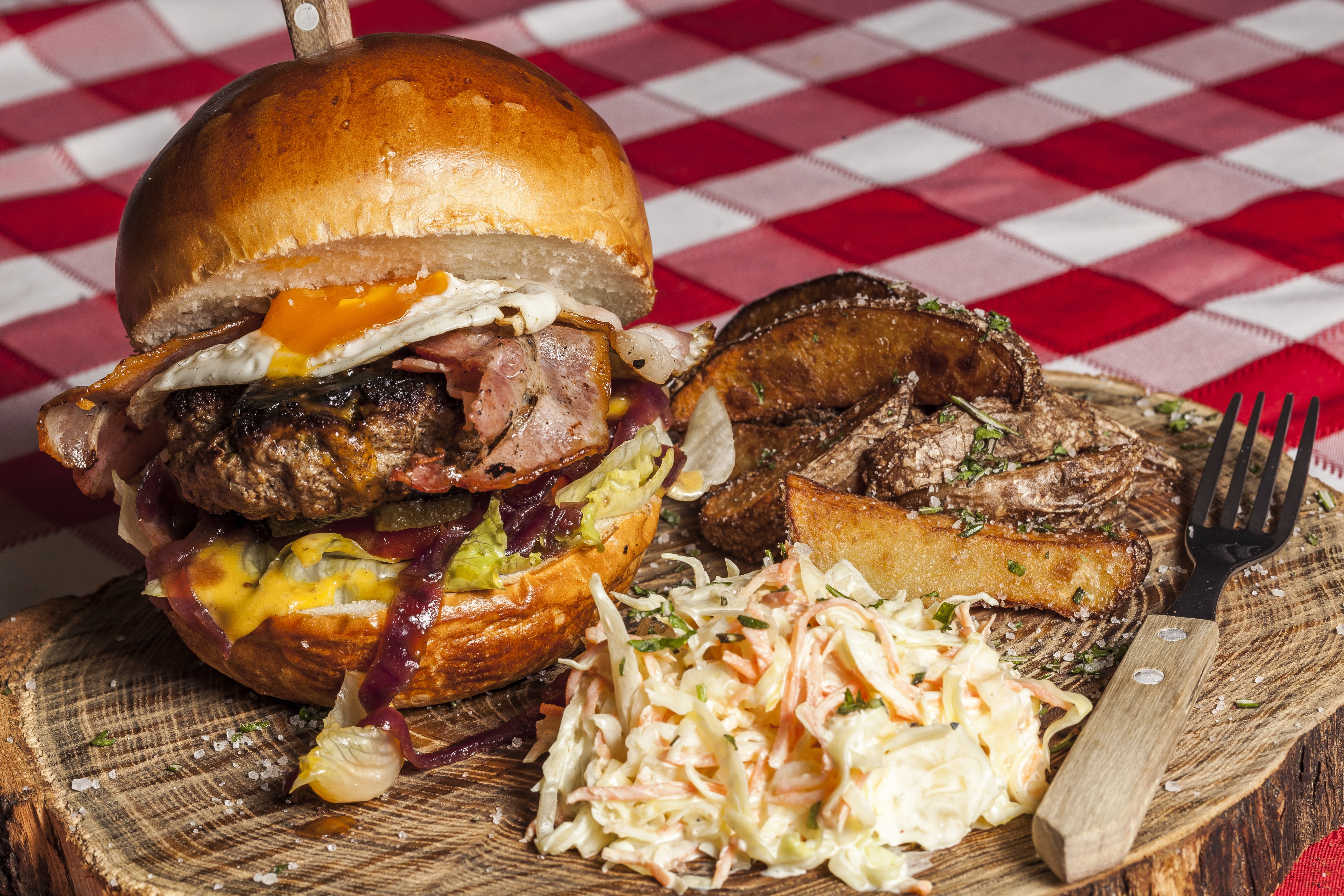 cooked, lunch, cheeseburger, fast Food Restaurant, american Culture, gourmet, dinner, steak, food, wood - Material, take Out Food, onion, no People, ready-to-eat, HD Wallpaper