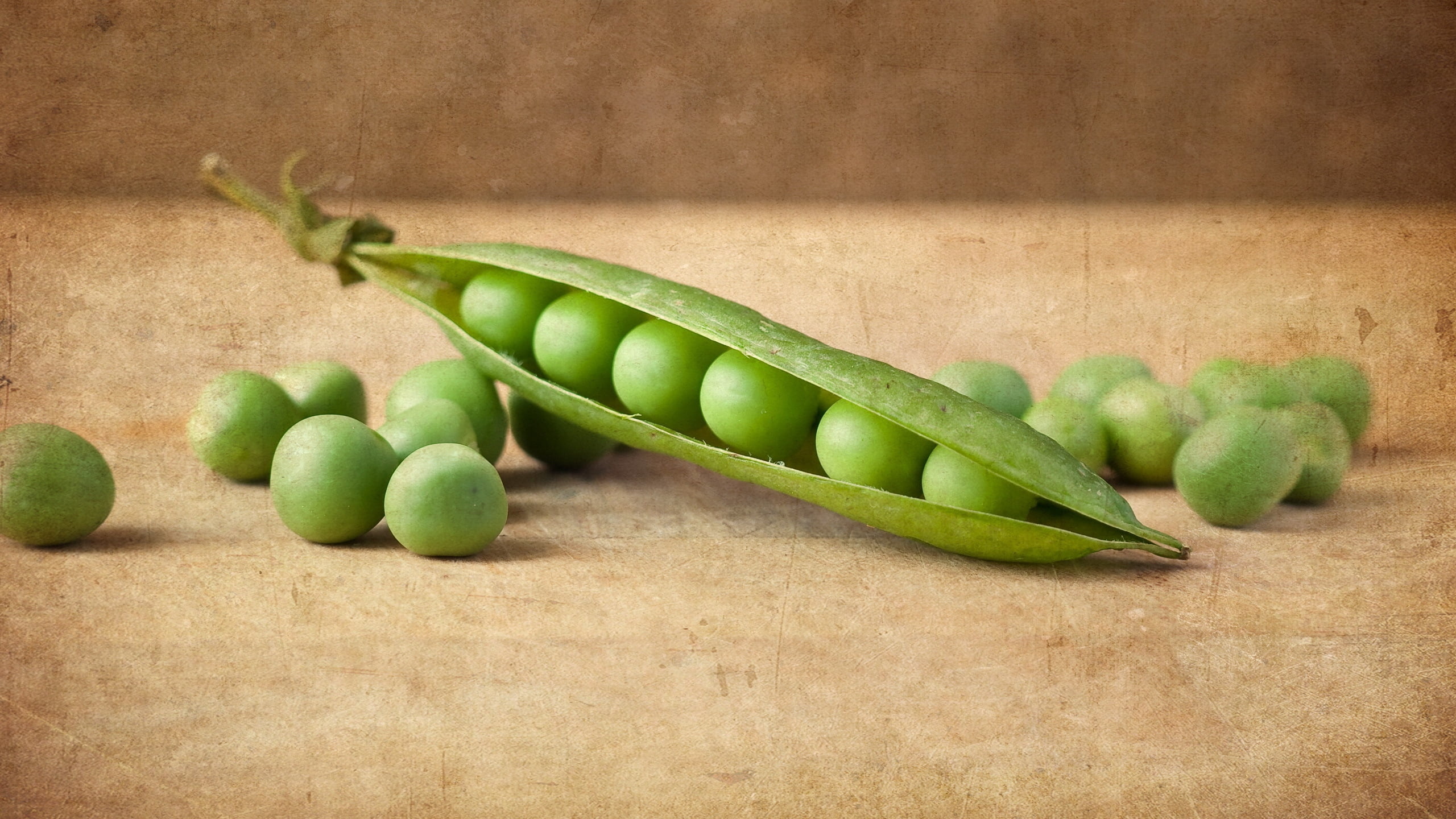 bean, green, dieting, seed, plant, peas, legume, organic, pod, still life, fruit, ripe, high angle view, food And Drink, indoors, gourmet, 2K, wood - Material, HD Wallpaper