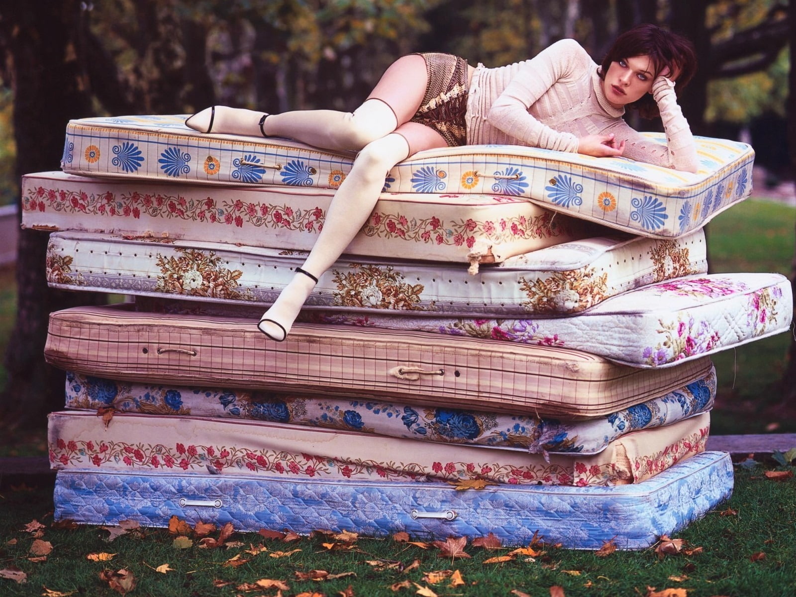 white, the pea, Princess, 720P, Milla Jovovich, lot, mattress, HD Wallpaper