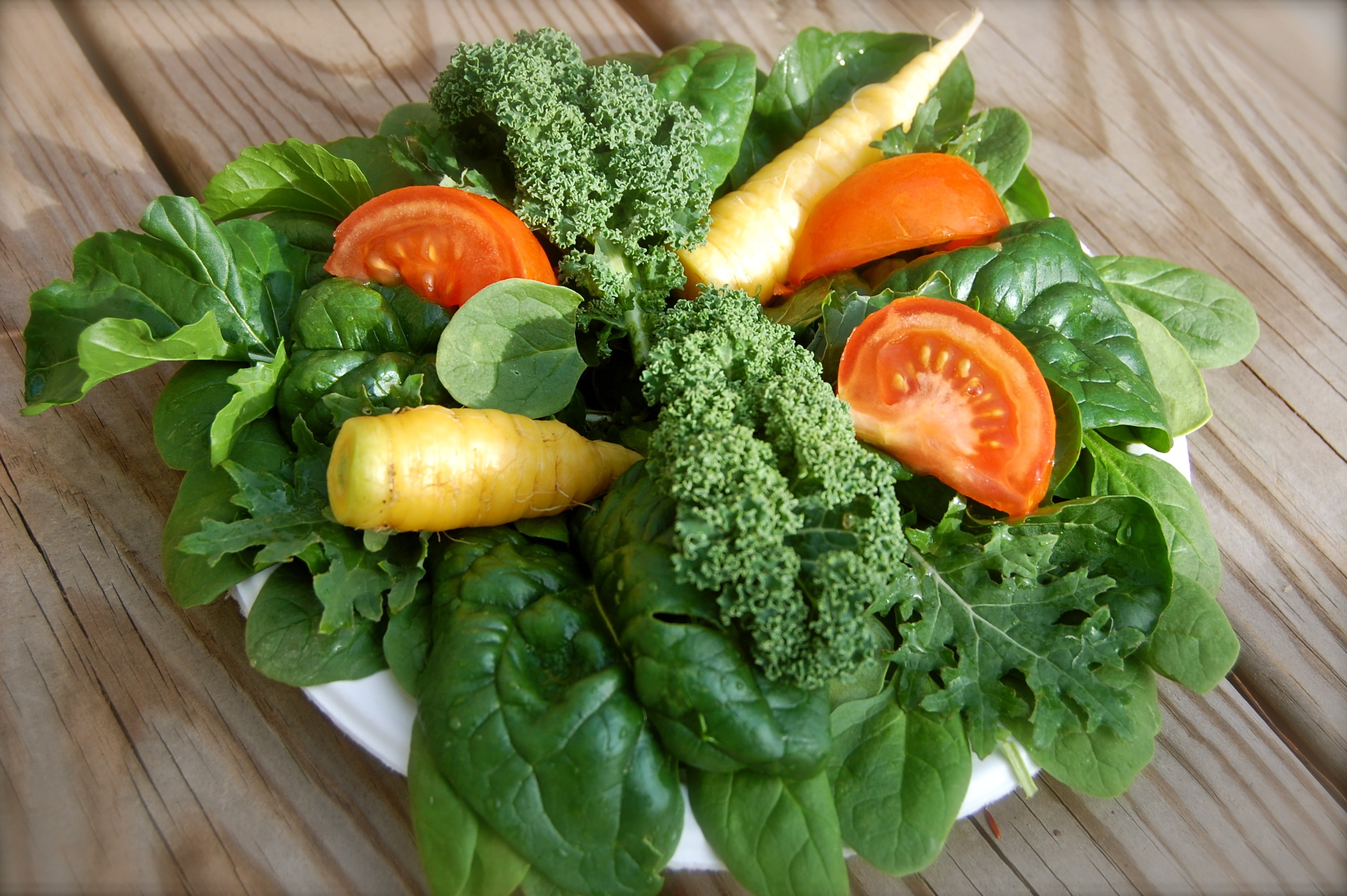 carrots, bunch, tomato, wellbeing, 2K, high angle view, herb, fruit, plant part, lettuce, leaf, still life, green color, raw food, table, vegetables, no people, HD Wallpaper
