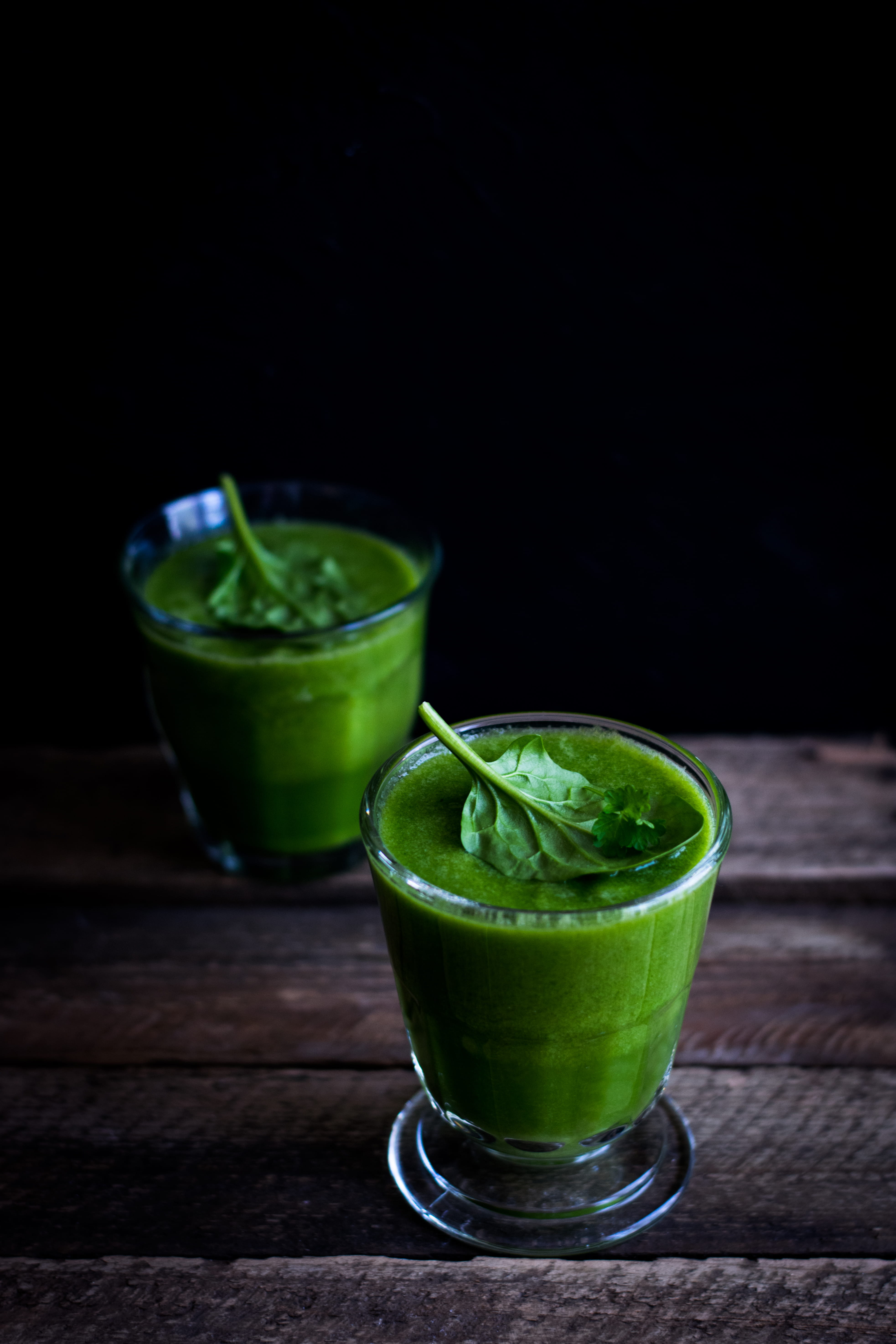 dark, household equipment, spinach, green color, healthy drink, food styling, green, black background, wellbeing, food photography, fresh food, 5K, raw, Phone HD Wallpaper