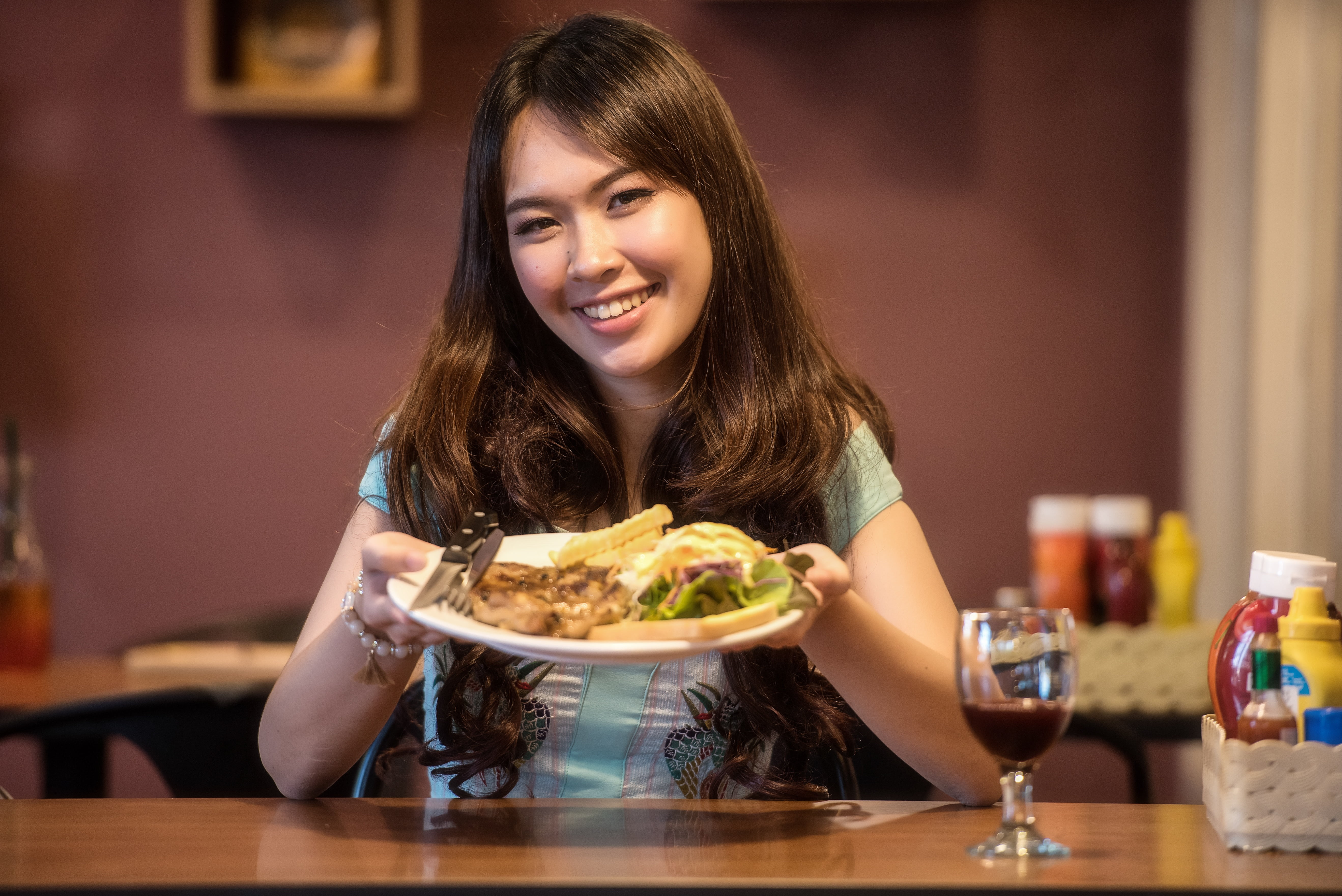 long hair, plate, hair, tray, indoors, part, one Person, smiling, chicken, party, face, bar counter, ceramic, adult, strong, hungry, glass, dinner, females, HD Wallpaper