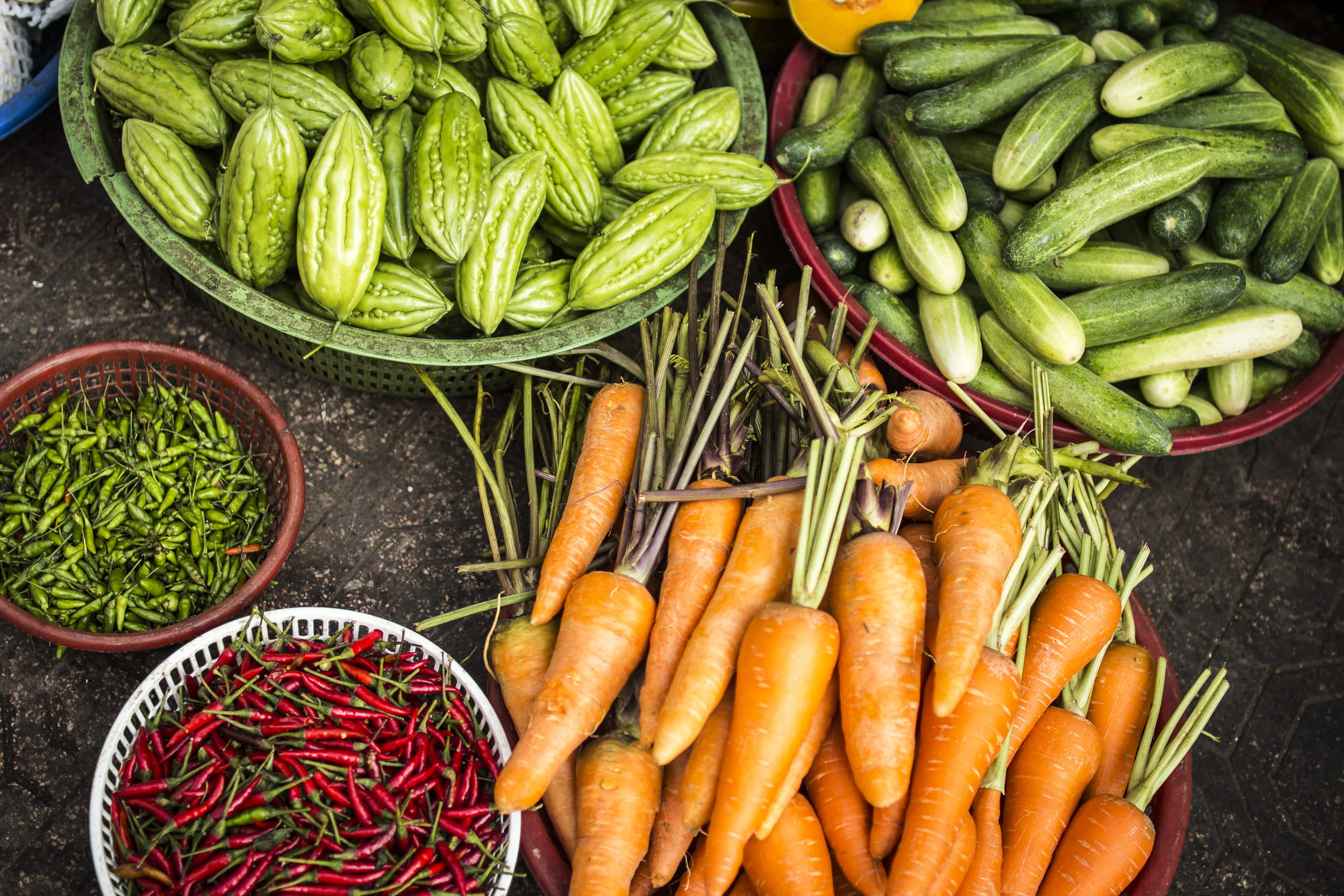 food, farmers Market, wellbeing, pepper, root vegetable, organic, large group of objects, healthy Eating, container, green Color, no people, high angle view, HD Wallpaper