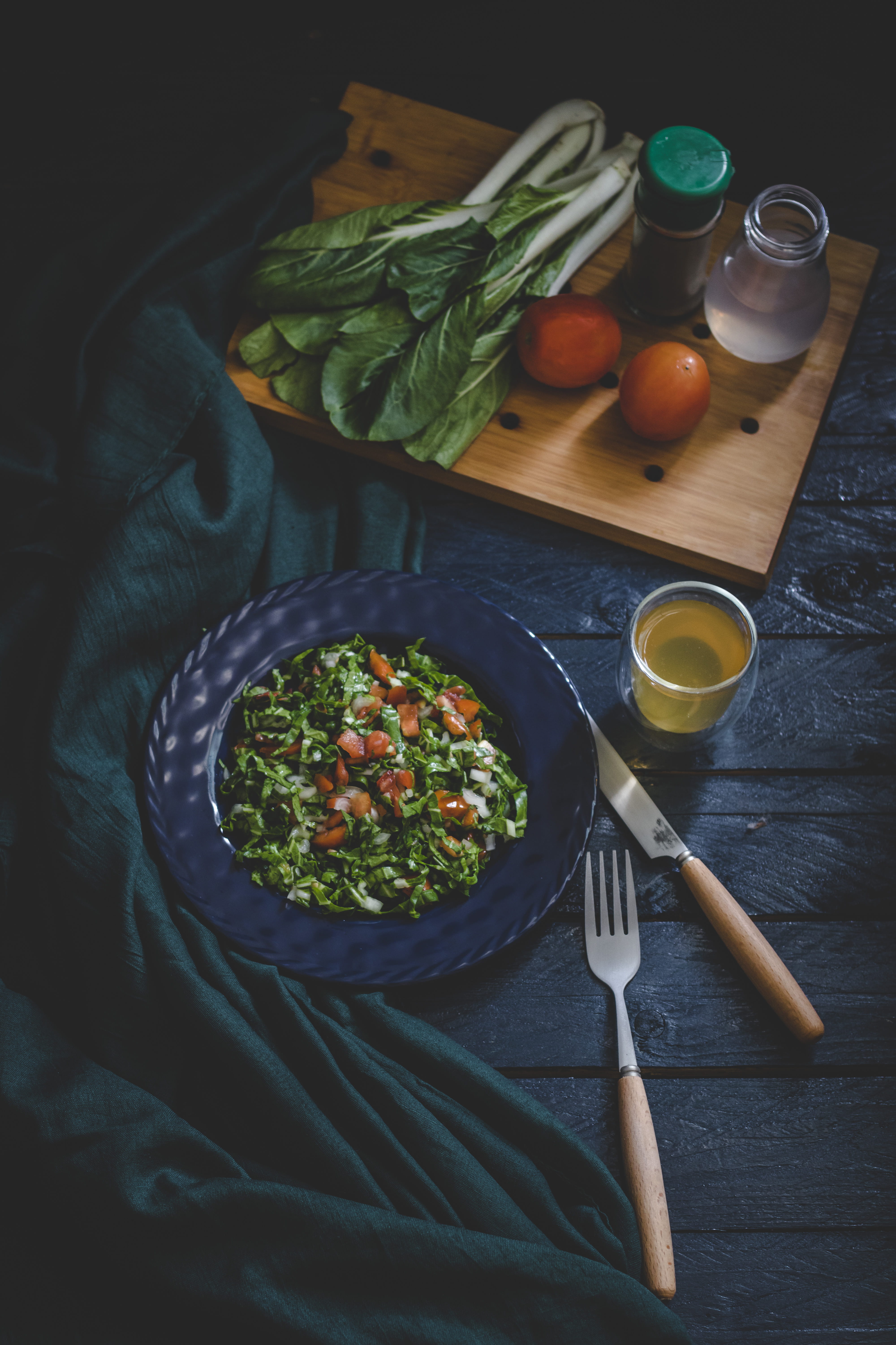 tea, food styling, vegetarian Food, green Color, 5K, cultures, organic, diet, lunch, fork, red, spoon, ingredient, veggie, close-up, onion, snack, plate, Phone HD Wallpaper