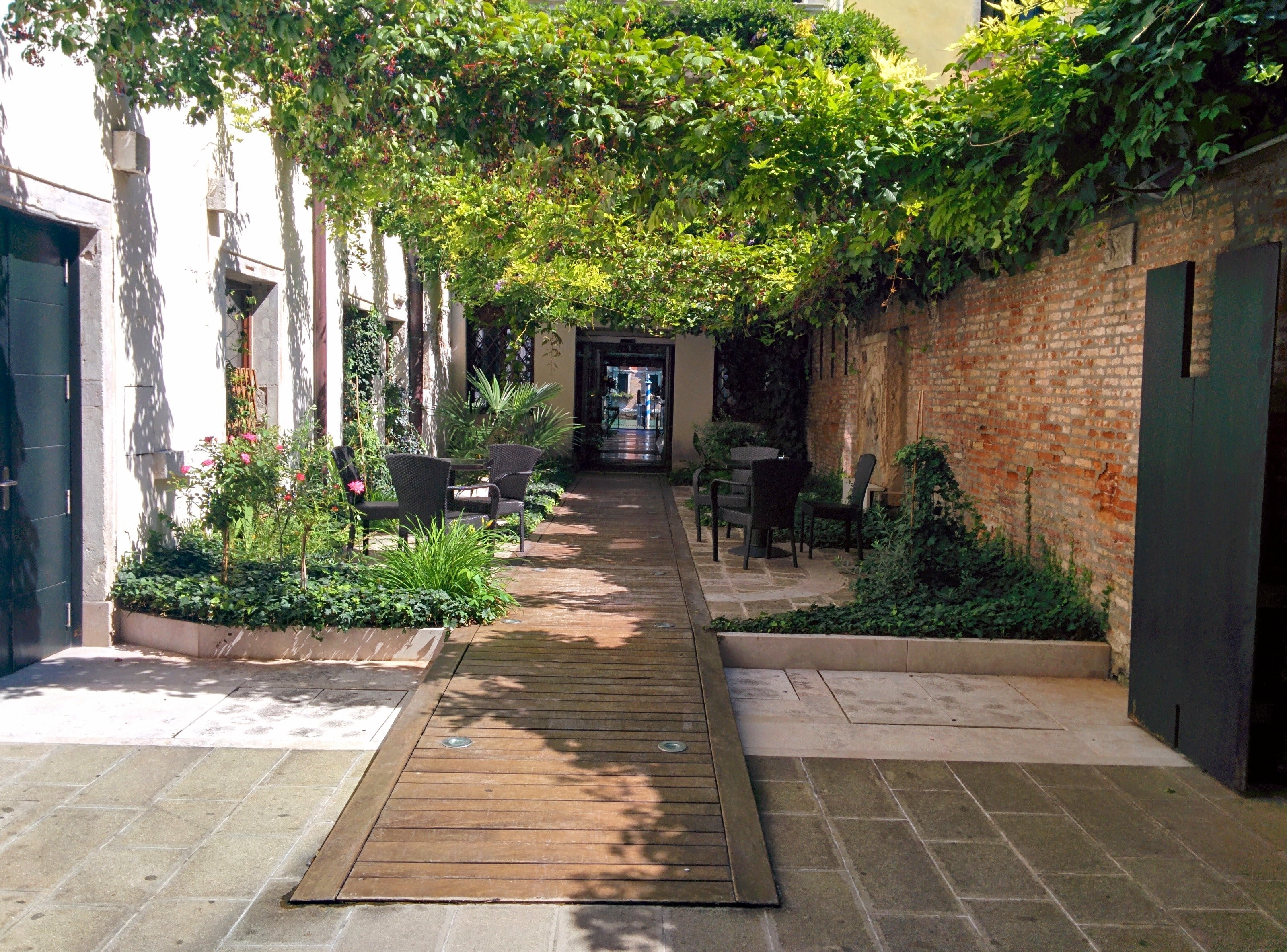 alley, nature, restaurant, plant, 2K, architecture, paving stone, secluded, door, day, garden, potted plant, outdoors, green color, entrance, growth, plants, HD Wallpaper