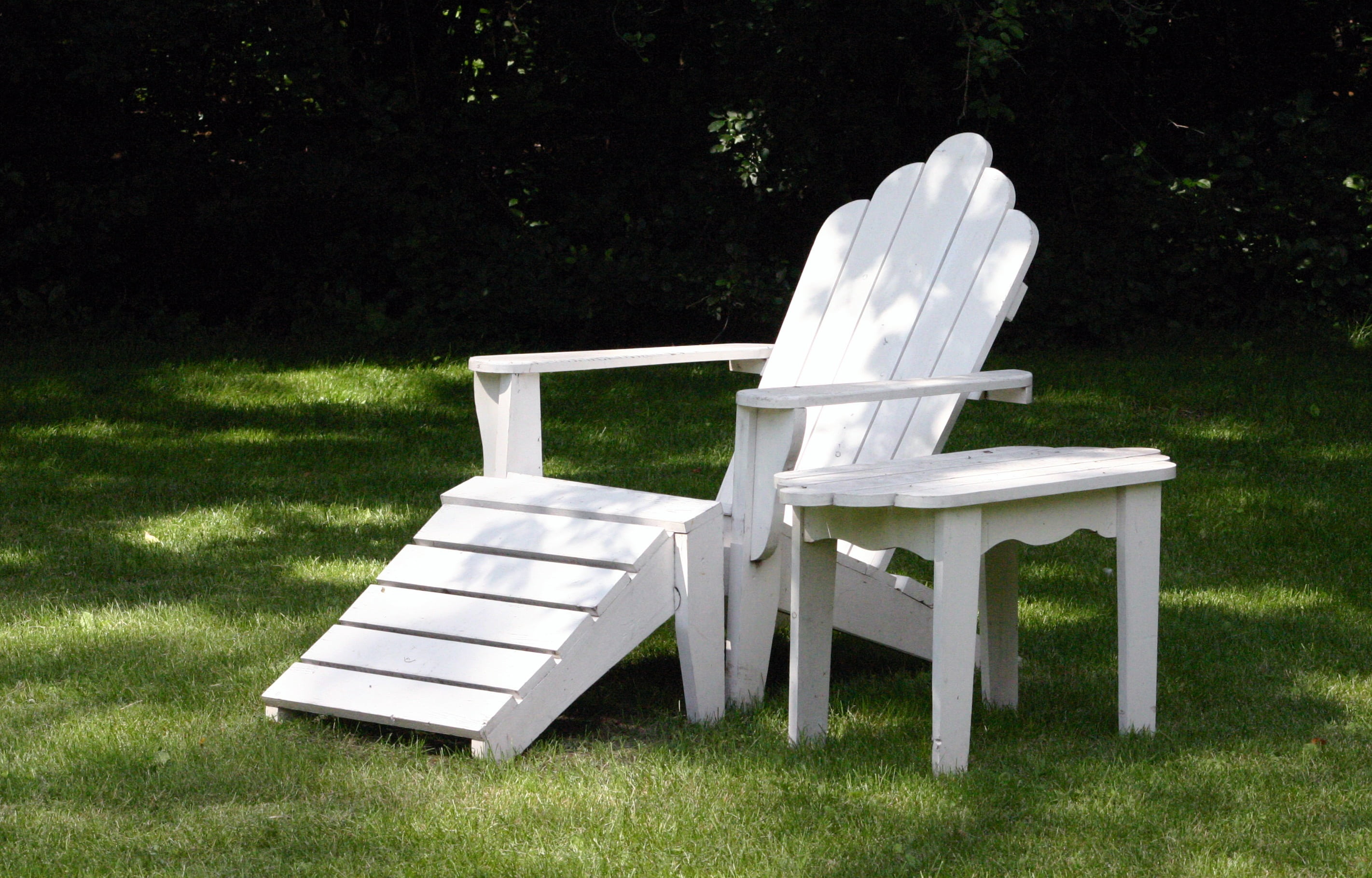 park bench, white, relaxation, plant, outdoors, summer, cottage, no People, weekend, table, day, sunlight, wood - Material, diy, green, suburban, summertime, HD Wallpaper