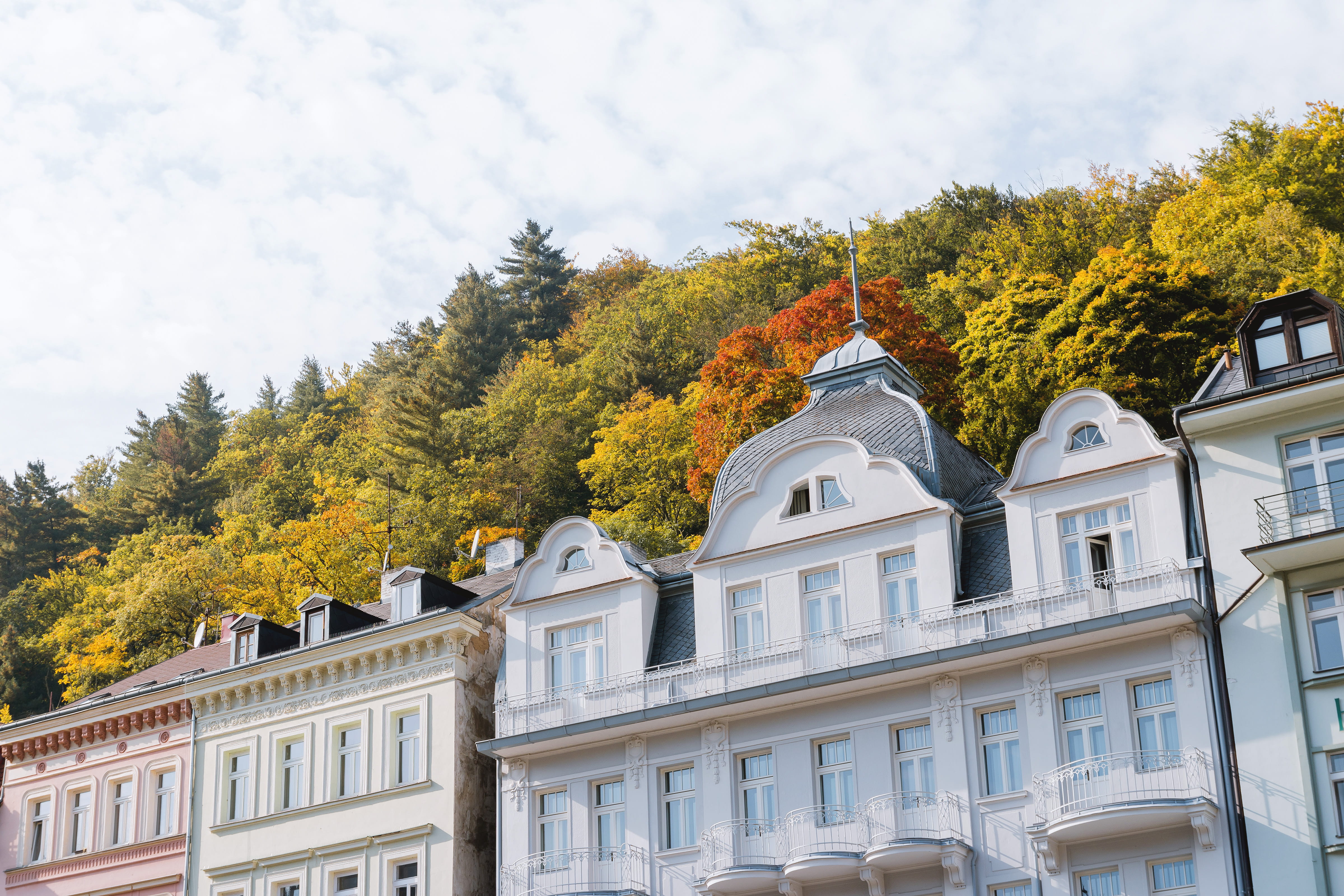 house, street, building exterior, religion, low angle view, no people, sunny, plant, architecture, tree, building, hotels, tall, karlovy, built structure, HD Wallpaper