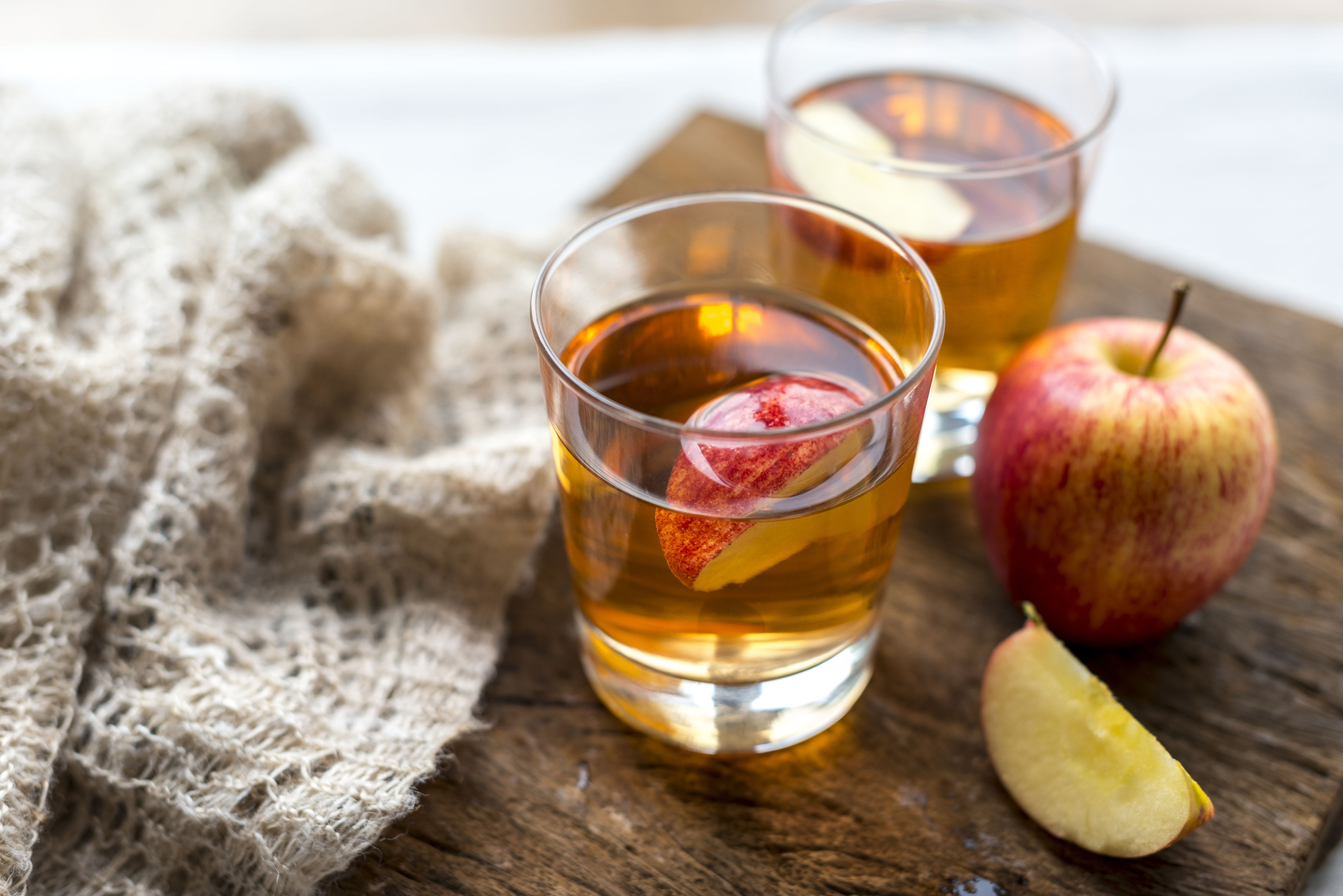 beverage, food styling, diet, cider, closeup, drinking glass, apple, black tea, close-up, 4K, homemade, dressing, focus on foreground, healthy eating, HD Wallpaper