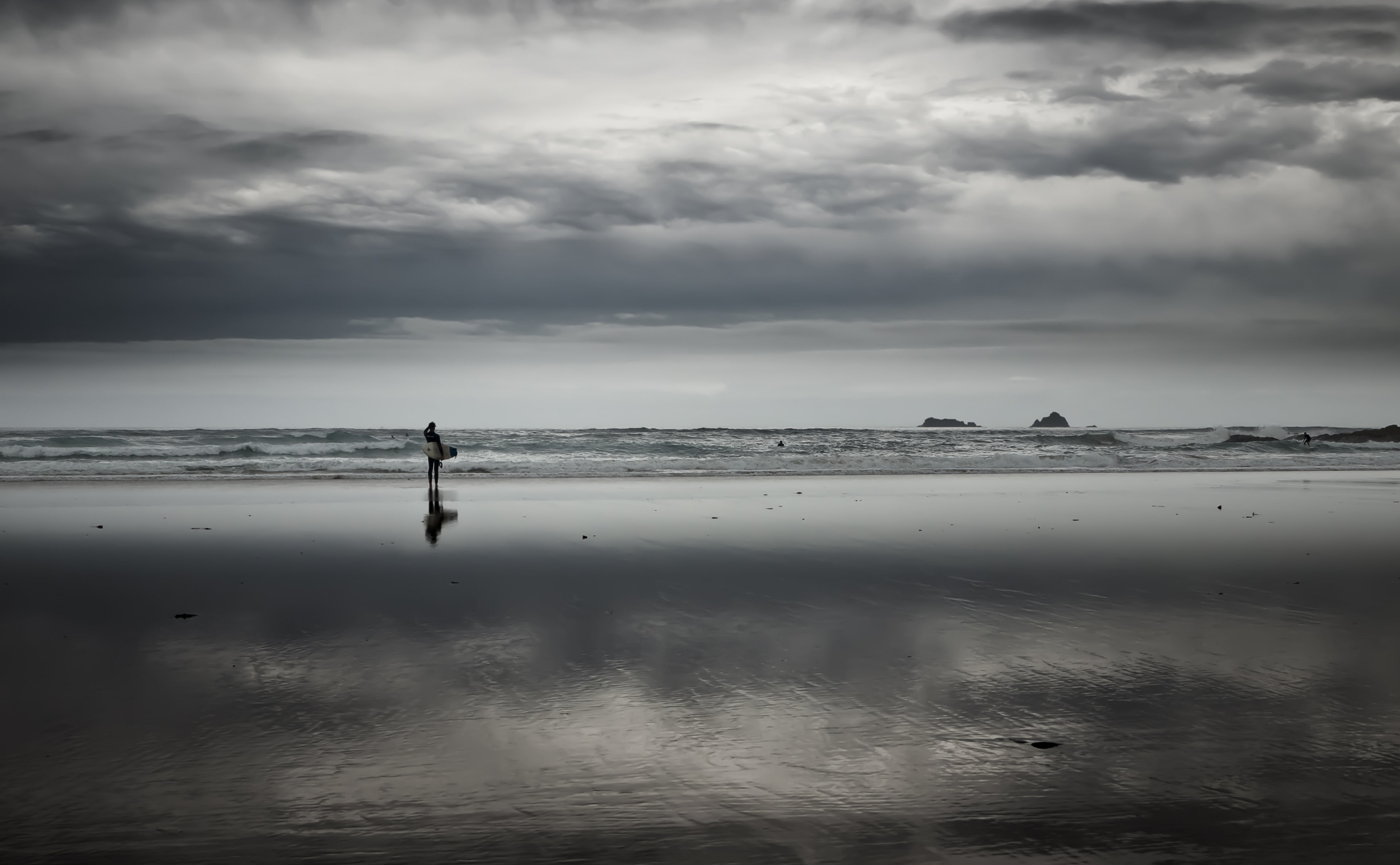 padstow, Seascape, tranquil scene, horizon over water, cloud - sky, breakers, Seaside, Waves, unitedkingdom, united, Black and White, body, real people, HD Wallpaper