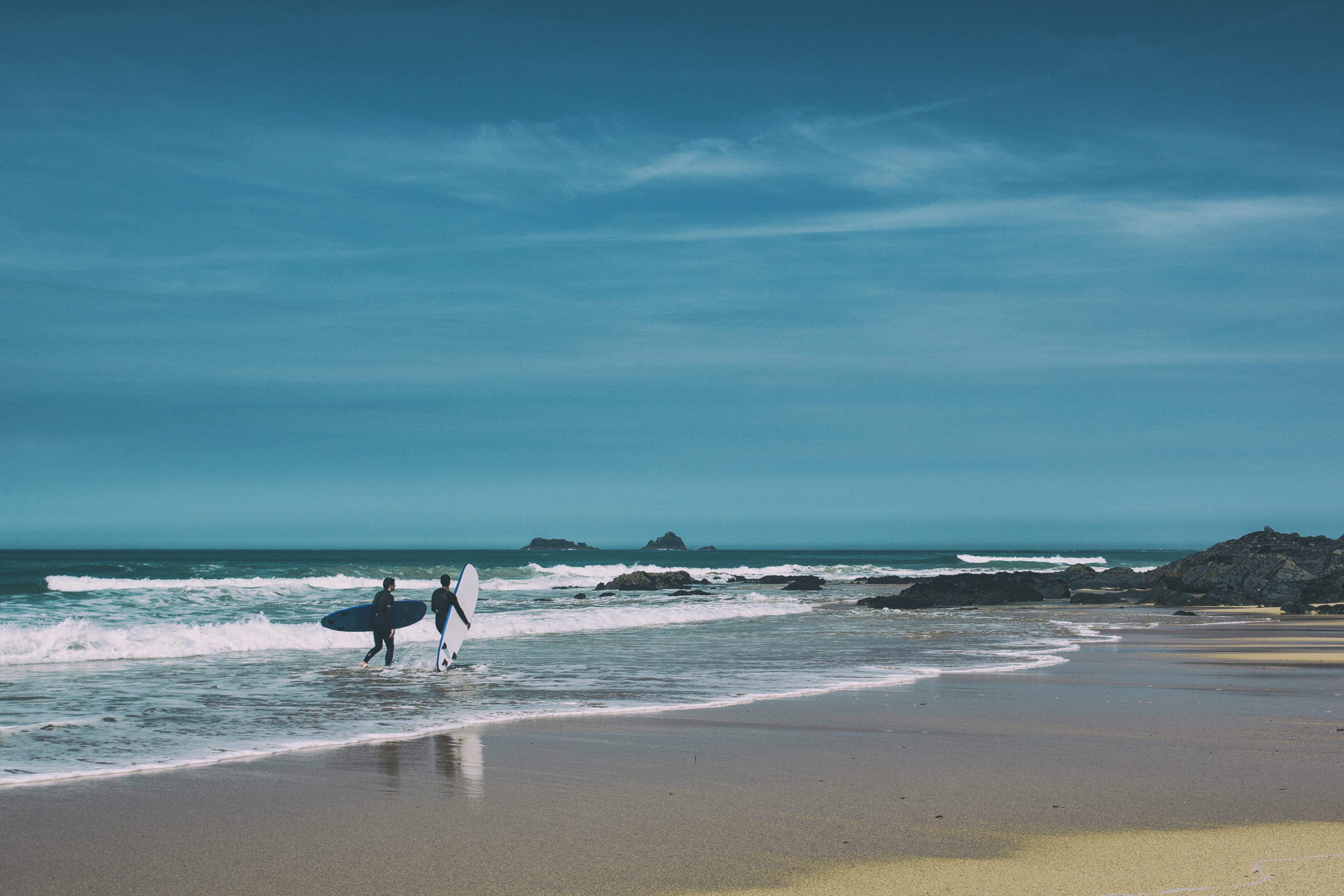 sunny day, England, travel, sand, horizon over water, real people, sea, two, beauty in nature, summer, land, coast, coastline, horizon, outdoors, 4K, along, HD Wallpaper
