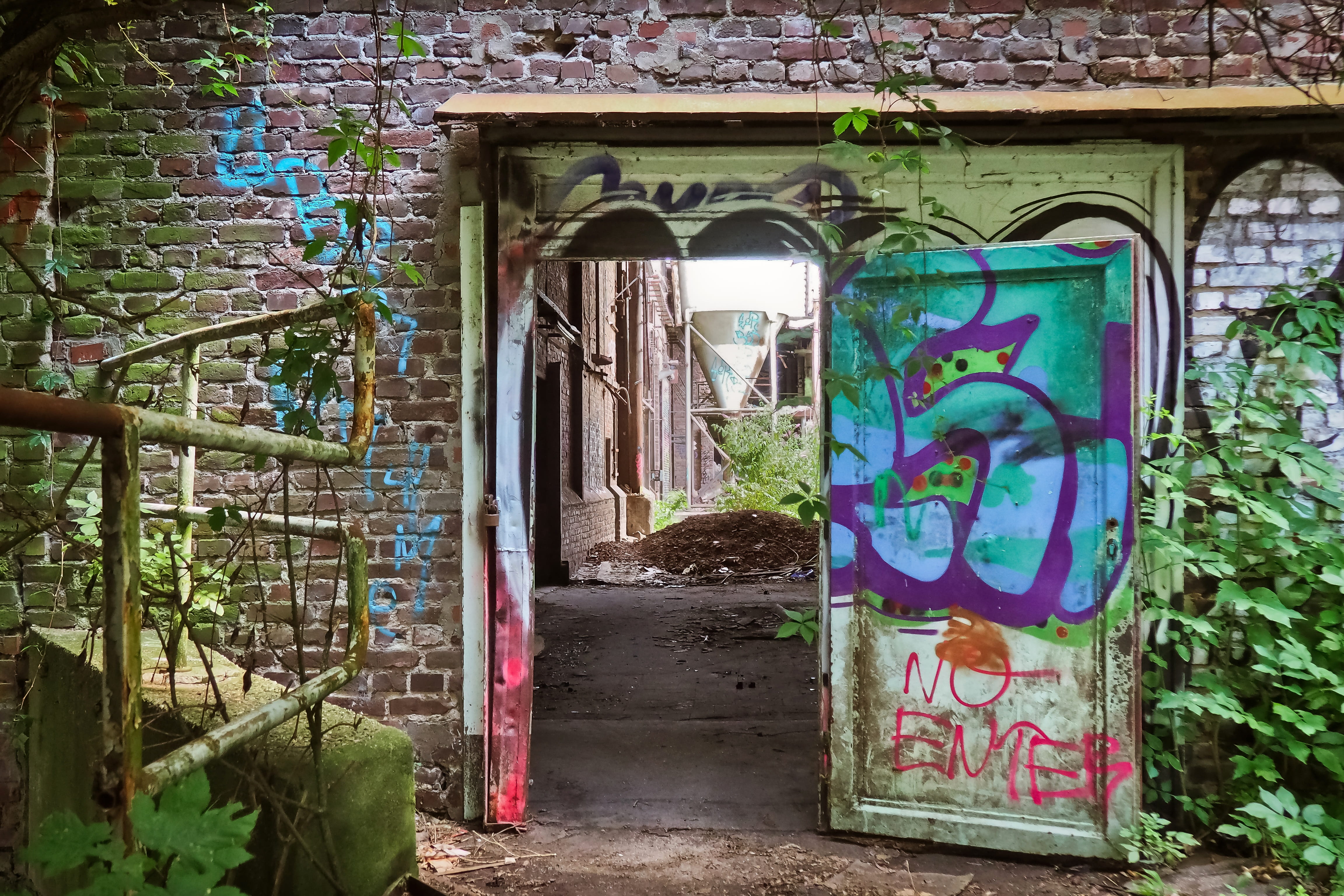 dark, opened, lapsed, dilapidated, lost places, dirty, atmosphere, passage, western script, transient, by looking, stainless, wall - building feature, arch, HD Wallpaper