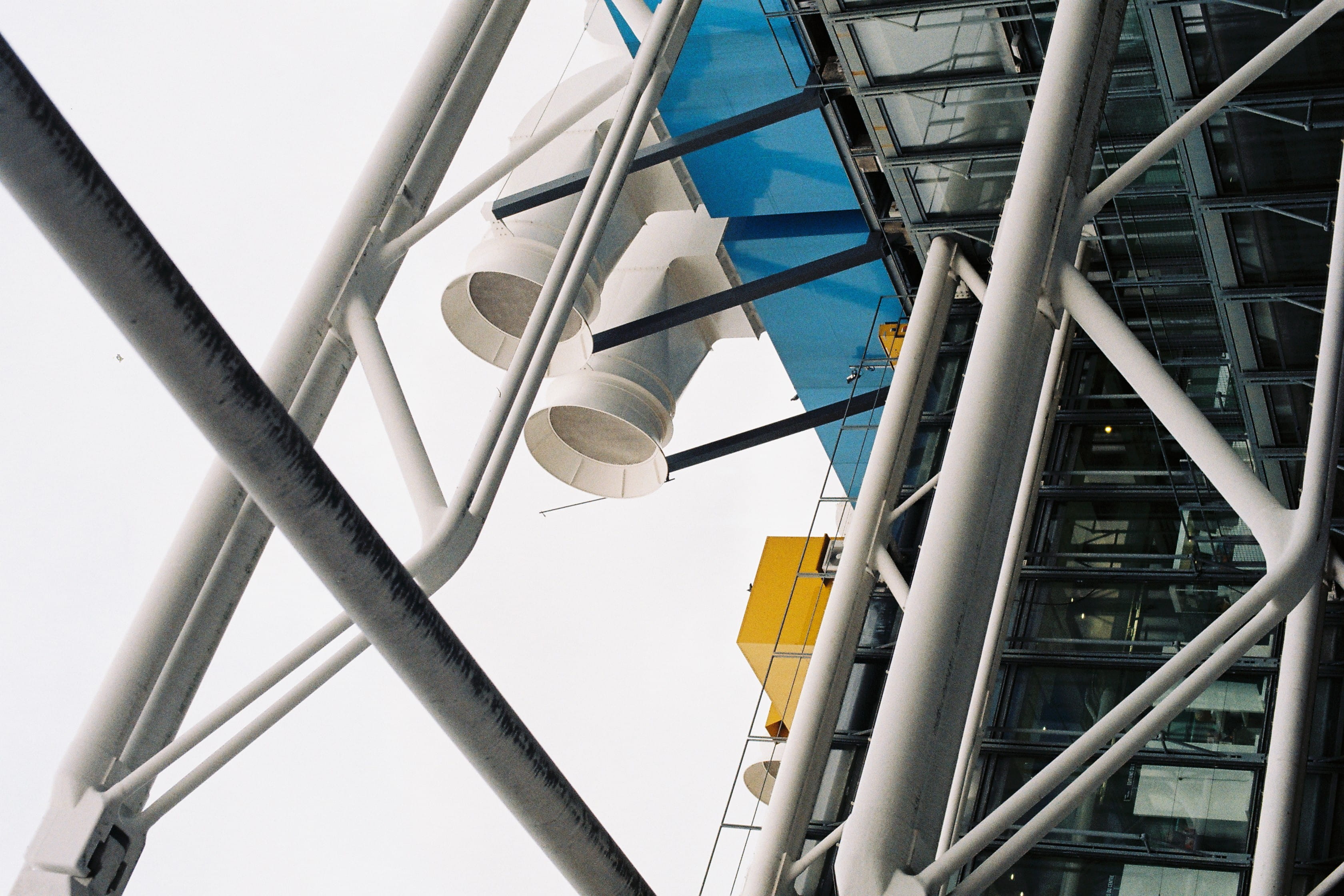 day, transportation, pattern, beaubourg, architecture, art, industry, artiste, built structure, connection, pompidou, bleu, the centre pompidou, circulation, HD Wallpaper