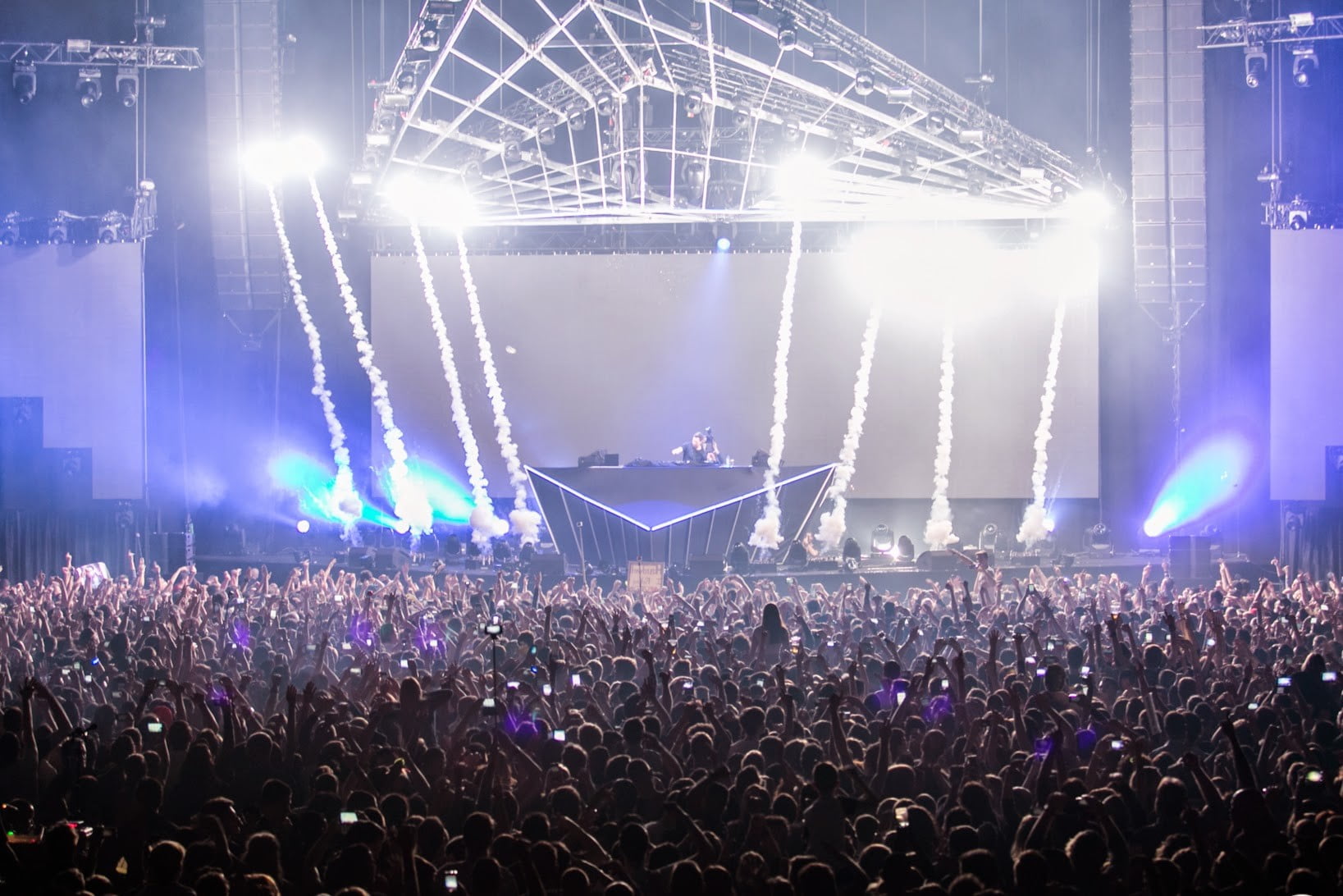 concerts, black, enjoyment, human arm, stage - performance space, festival, real people, stage, music festival, spectator, audience, Robbert van de Corput, HD Wallpaper