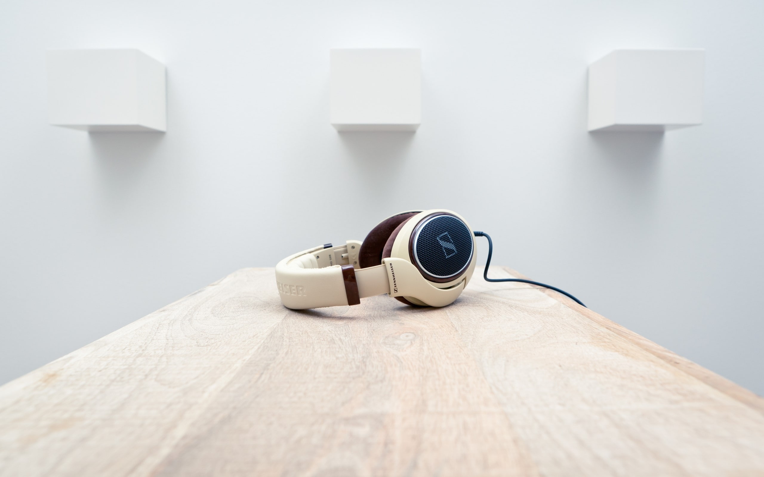 table, Wall, domestic life,  table, wall - building feature, furniture, domestic room, 2K, indoors, day, music, electric lamp, no people, Headphones, lighting equipment, HD Wallpaper