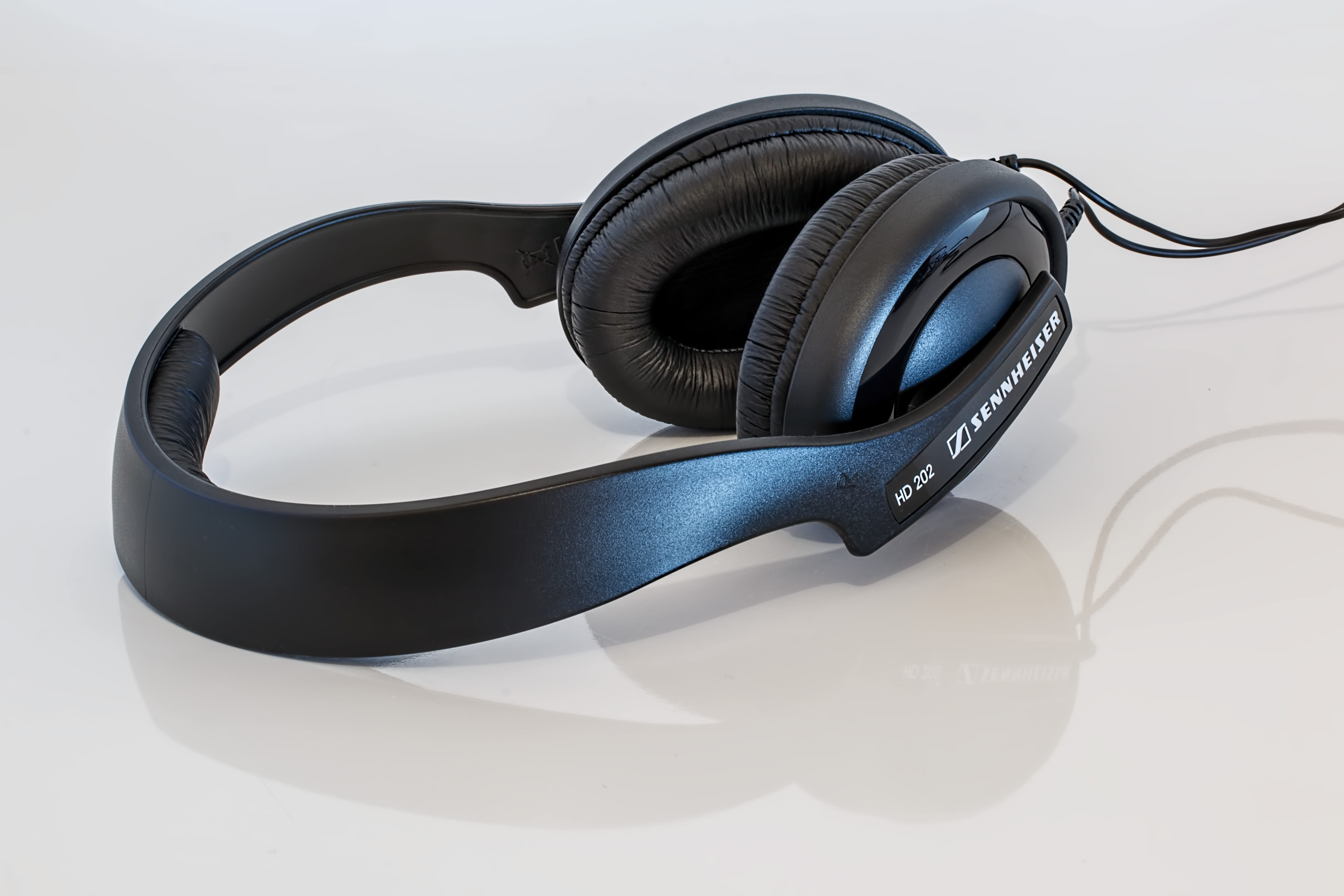 white color, Headphones, listening, connection, headphone, equipment, reflection, indoors, studio shot, Music, electrical equipment, black, film industry, HD Wallpaper