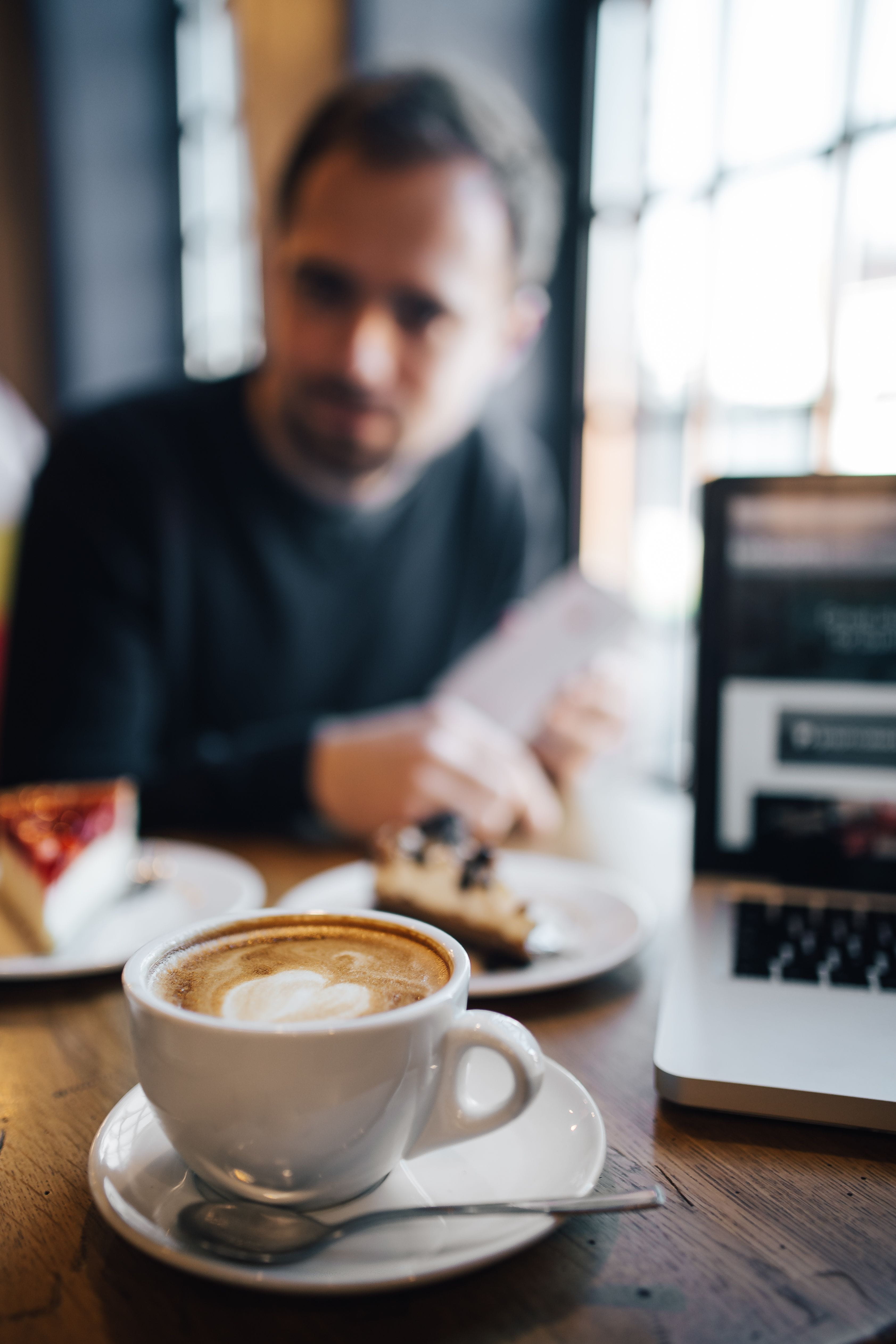 cup of coffee, cup, shop, refreshment, drink, real people, frothy drink, indoors, 4K, business, wireless technology, focus on foreground, restaurant, table, Phone HD Wallpaper