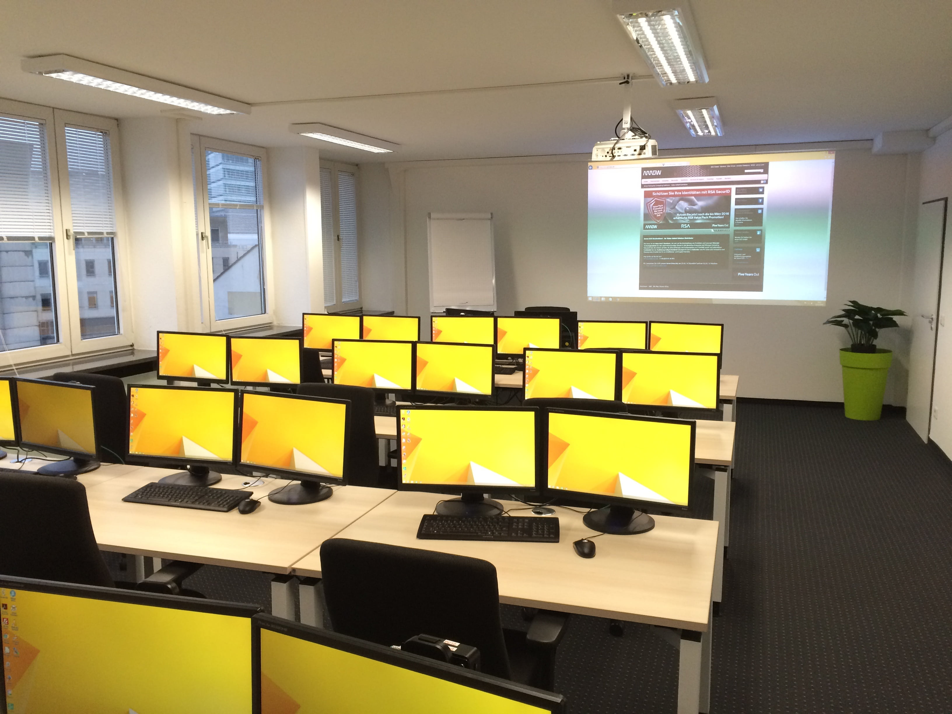 screen, domestic room, in a row, education, computers, empty, corporate business, computer Monitor, seat, business, room, indoors, seminar, classroom, no people, HD Wallpaper