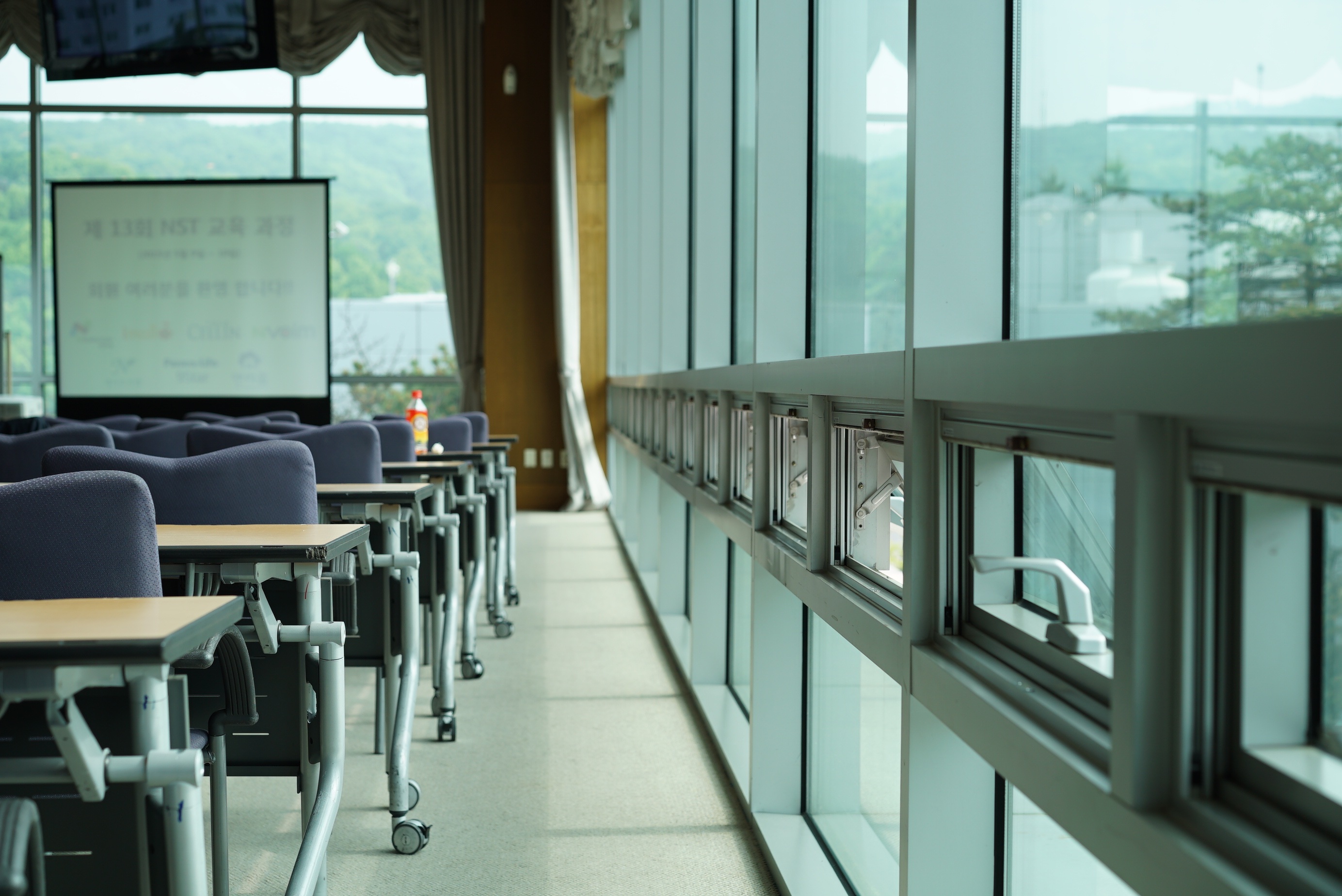 2K, office, classroom, in a row, glass - material, technology, the business, furniture, table, window, business, modern, chair, indoors, focus on foreground, HD Wallpaper