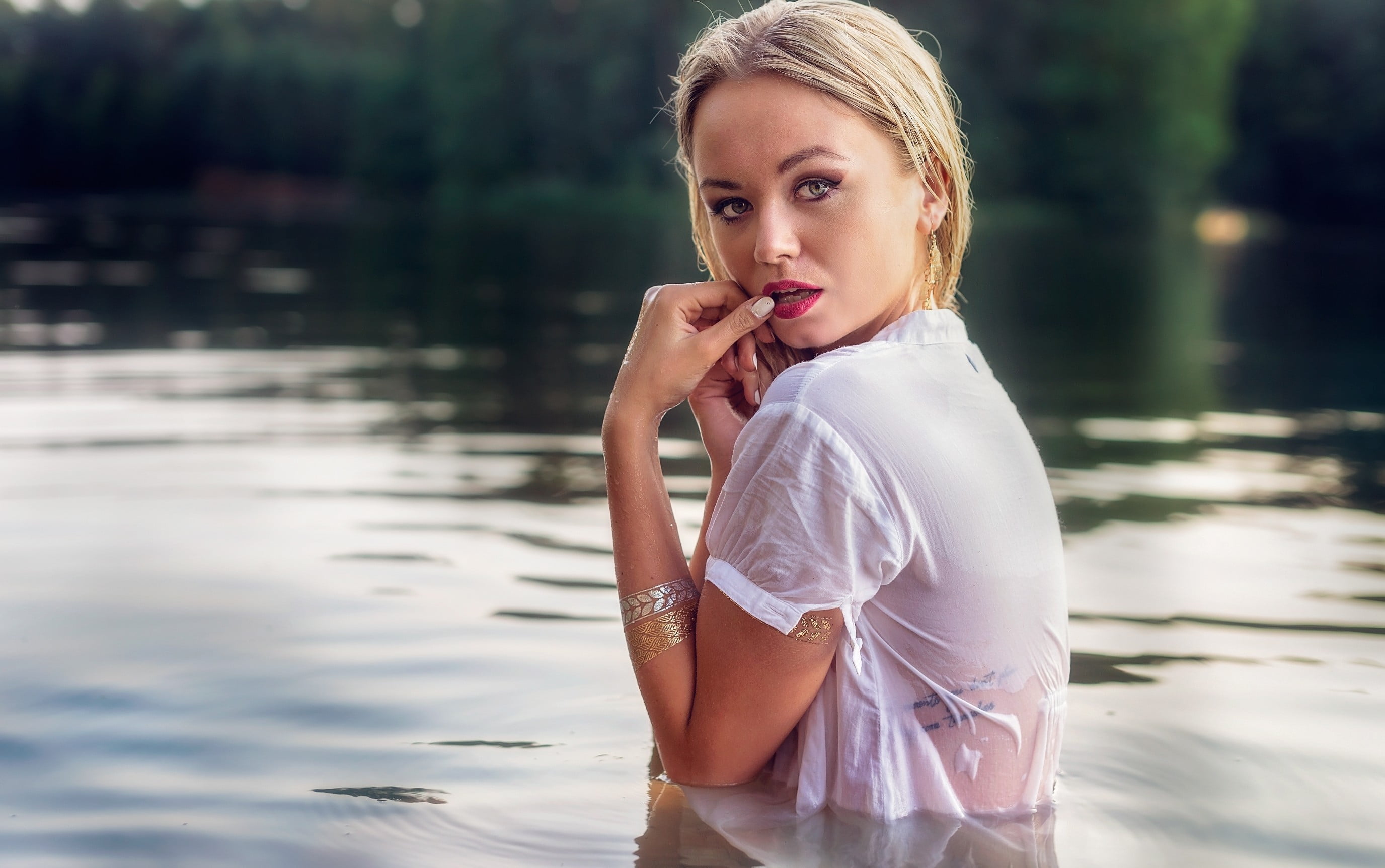 outdoors, looking at camera, portrait, hair, real people, hairstyle, young adult, adult, beauty, 2K, blond hair, lifestyles, water, women, fashion, focus on foreground, HD Wallpaper