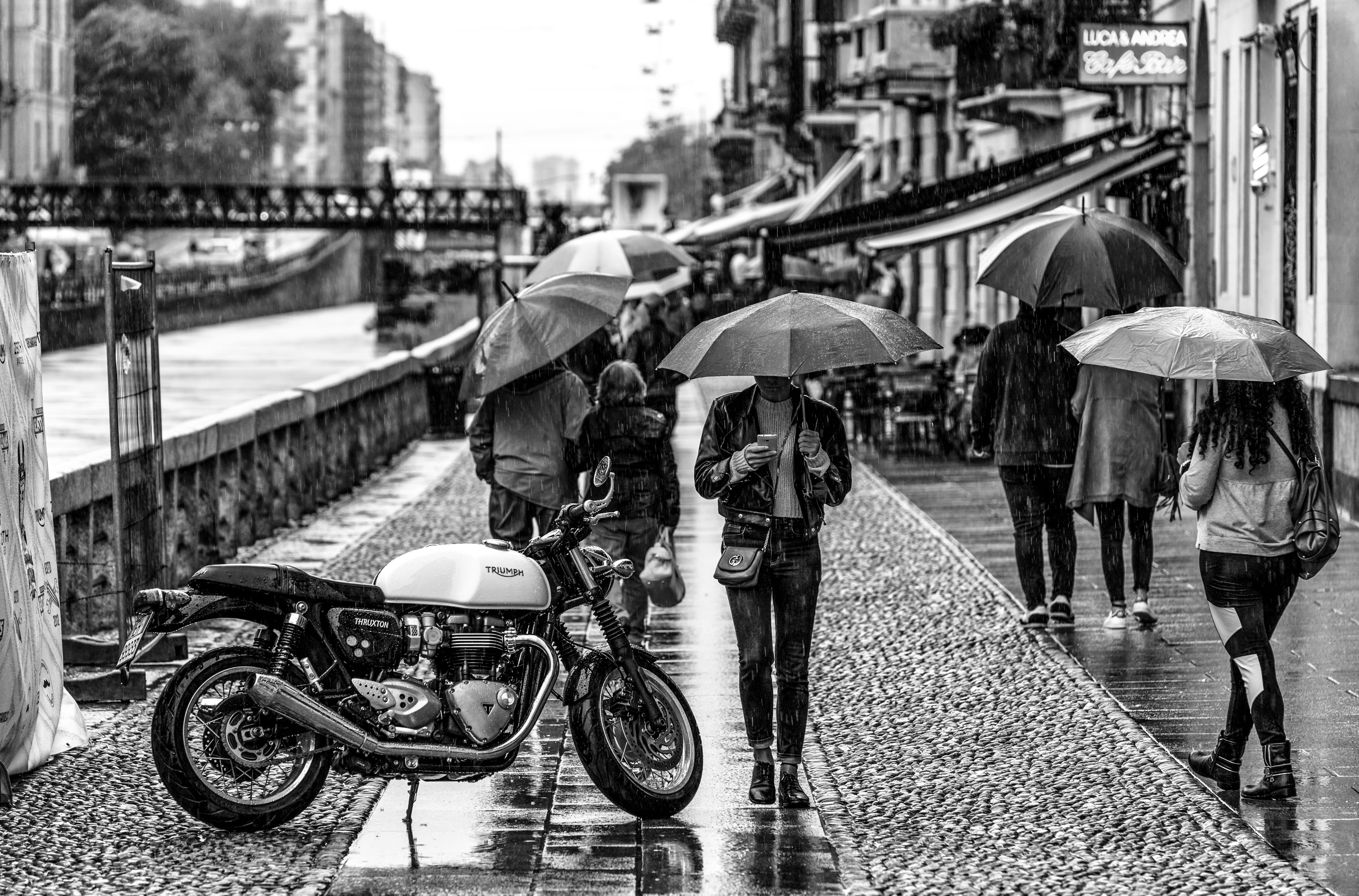 bridge - man made structure, protection, adult, outdoors, real people, beside, street, walking, motorcycke, mode of transportation, cafe, motorbike, architecture, HD Wallpaper