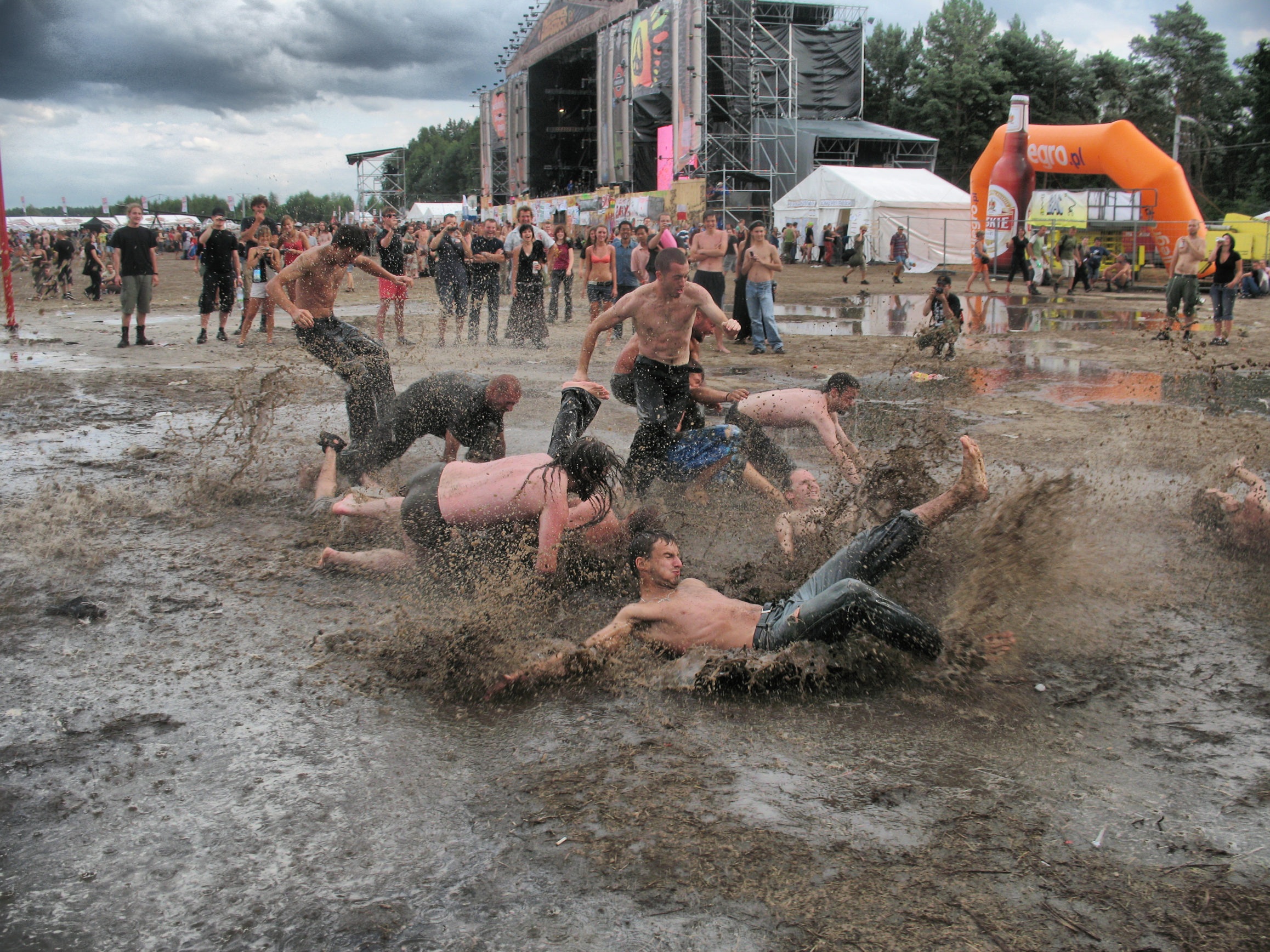 water, splashing, enjoyment, architecture, built structure, cloud - sky, outdoors, day, group of people, pit, large group of people, dirty, lifestyles, HD Wallpaper