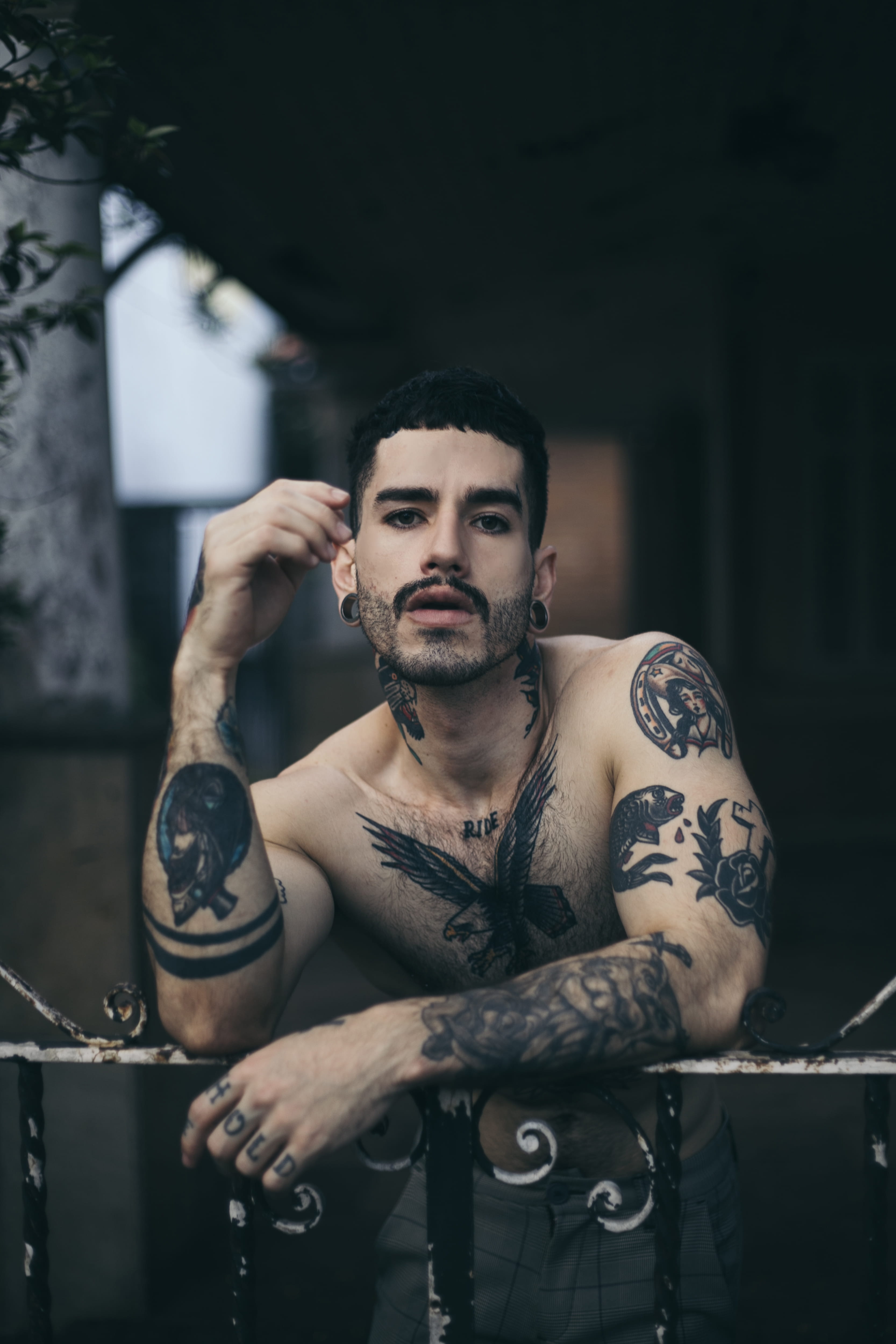 creativity, 4K, person, tattoos, men, man, looking at camera, front view, indoors, beard, adult, gate, lifestyles, young adult, young men, focus on foreground, Phone HD Wallpaper