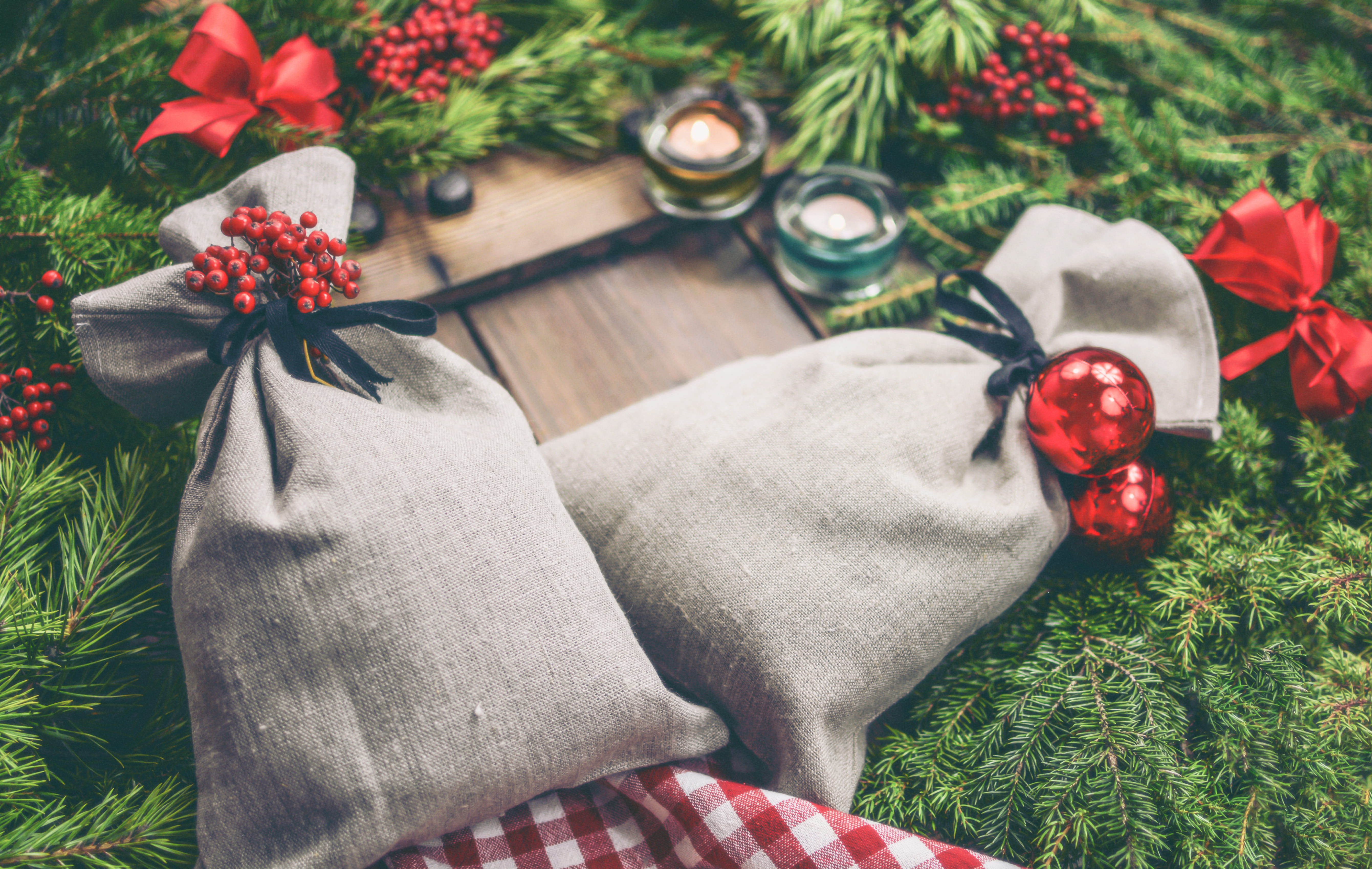 christmas decoration, 5K, green color, decoration, gray, nature, drawstring, flower, pouches, close-up, tree, plant, red, no people, high angle view, table, HD Wallpaper