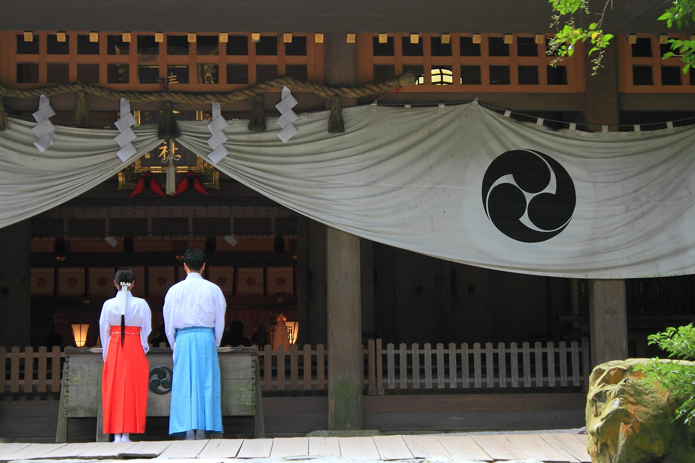 japanese, wooden, man, religion, men and women, front, rear view, brown, belief, men, Couple, women, place of worship, Worship, adult, lifestyles, bench, HD Wallpaper