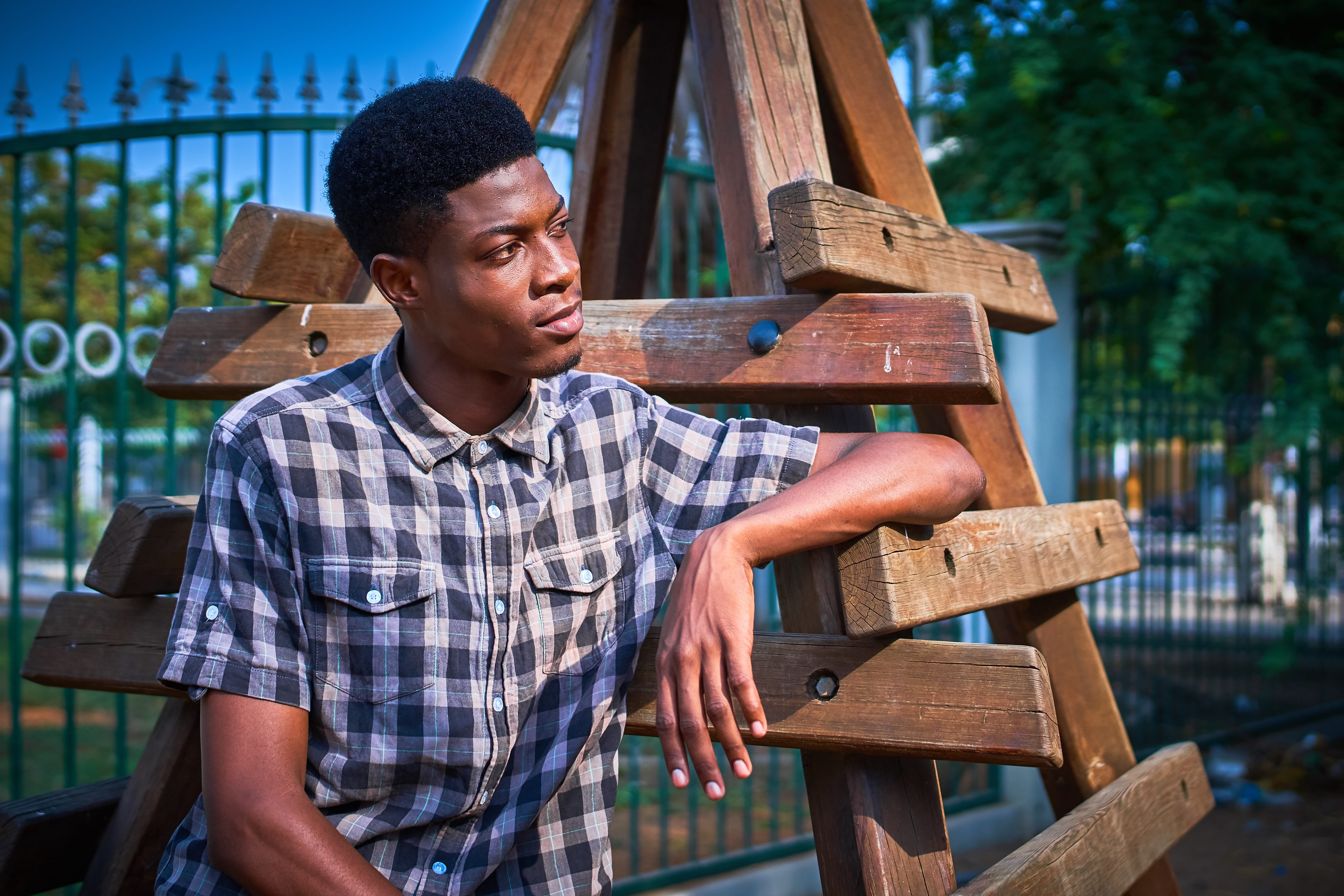 three quarter length, Fumba, bench, person, hat, leisure activity, Candido, wawera in angola, lucas cândido, outdoors, young Adult, Youtuber, sitting, look at the angolan, HD Wallpaper