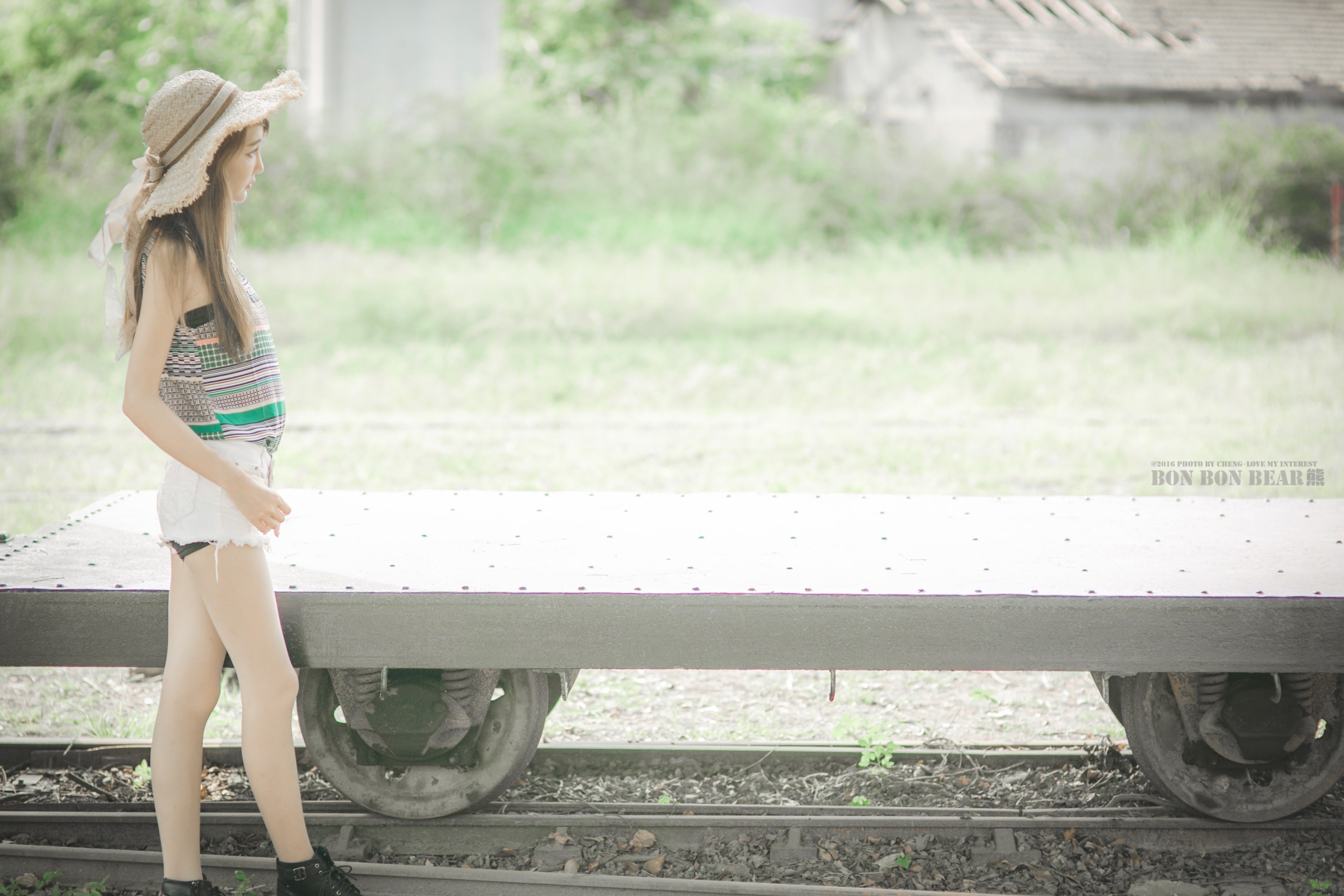 women, bench, outdoors, real people, standing, clothing, grass, shorts, lifestyles, 4K, asian 4k picture desktop, one person, nature, seat, profile view, HD Wallpaper
