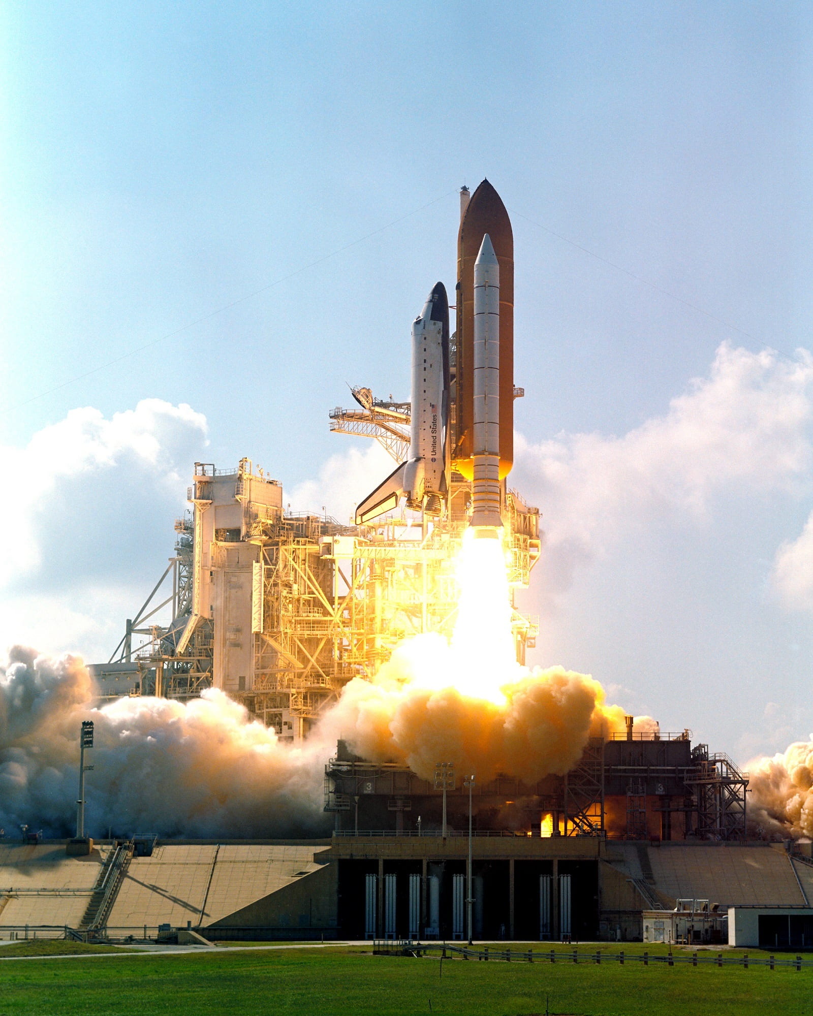 atlantis space shuttle, exploration, liftoff, smoke - physical structure, spacecraft, astronauts, sky, blast off, building exterior, built structure, environment, Phone HD Wallpaper