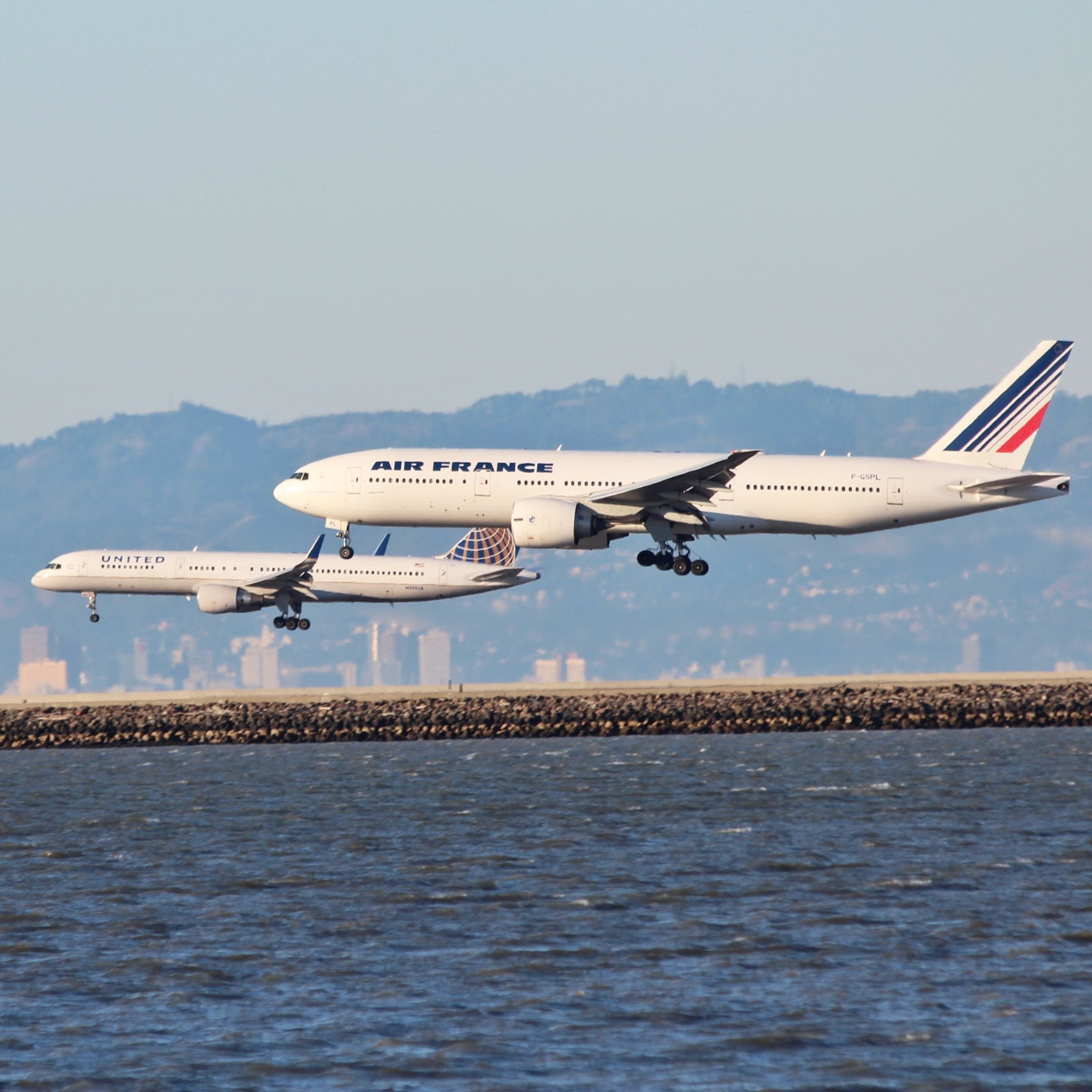 landing, nature, waterfront, san francisco, sea, no people, united airlines, daytime, clear sky, business, on the move, aviation, airliner, sfo, france, Phone HD Wallpaper